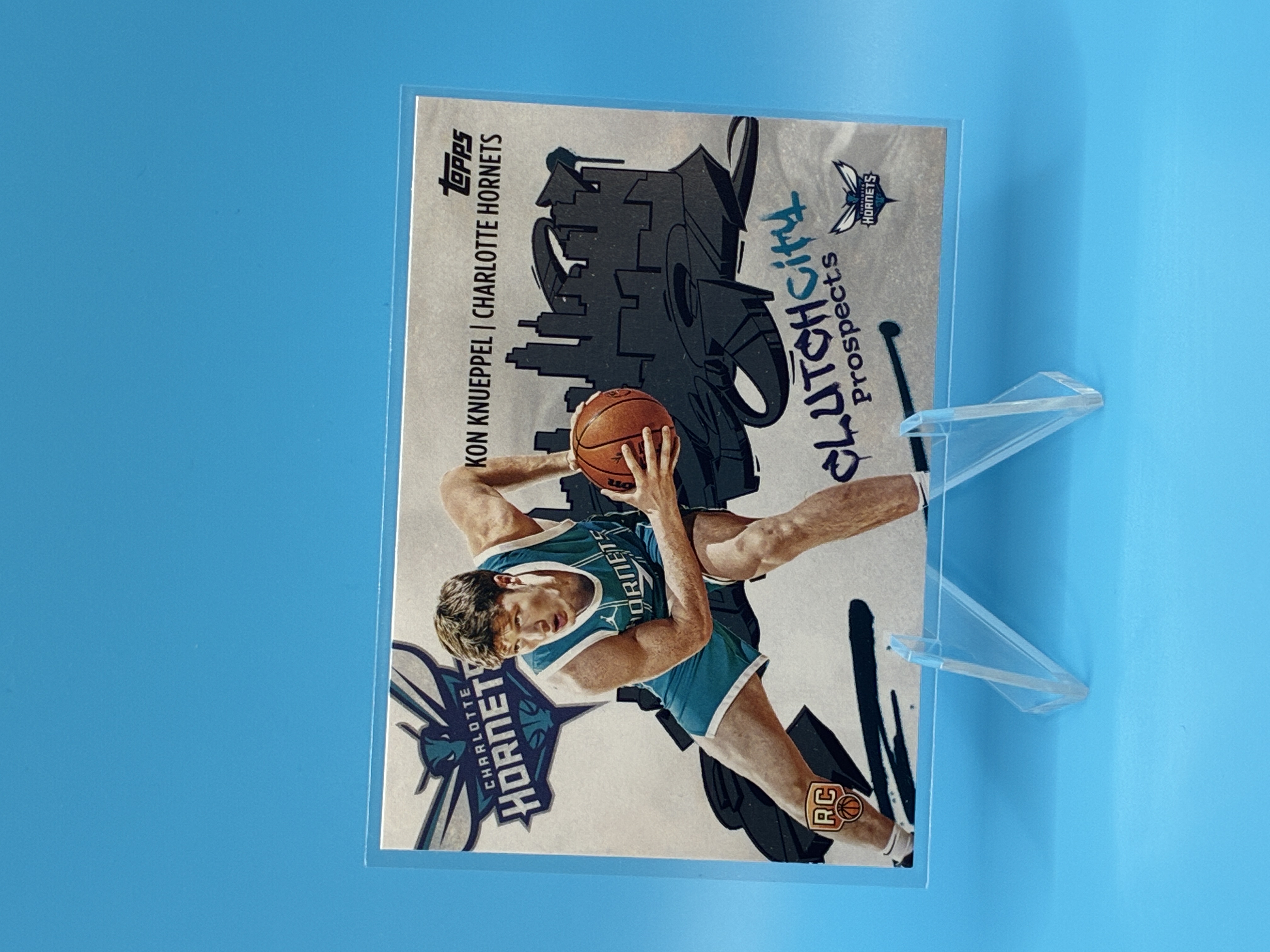 2025/2026 Topps Flagship Kon Knueppel Clutch City Prospects #C-4 Charlotte Hornets – Vorderseite