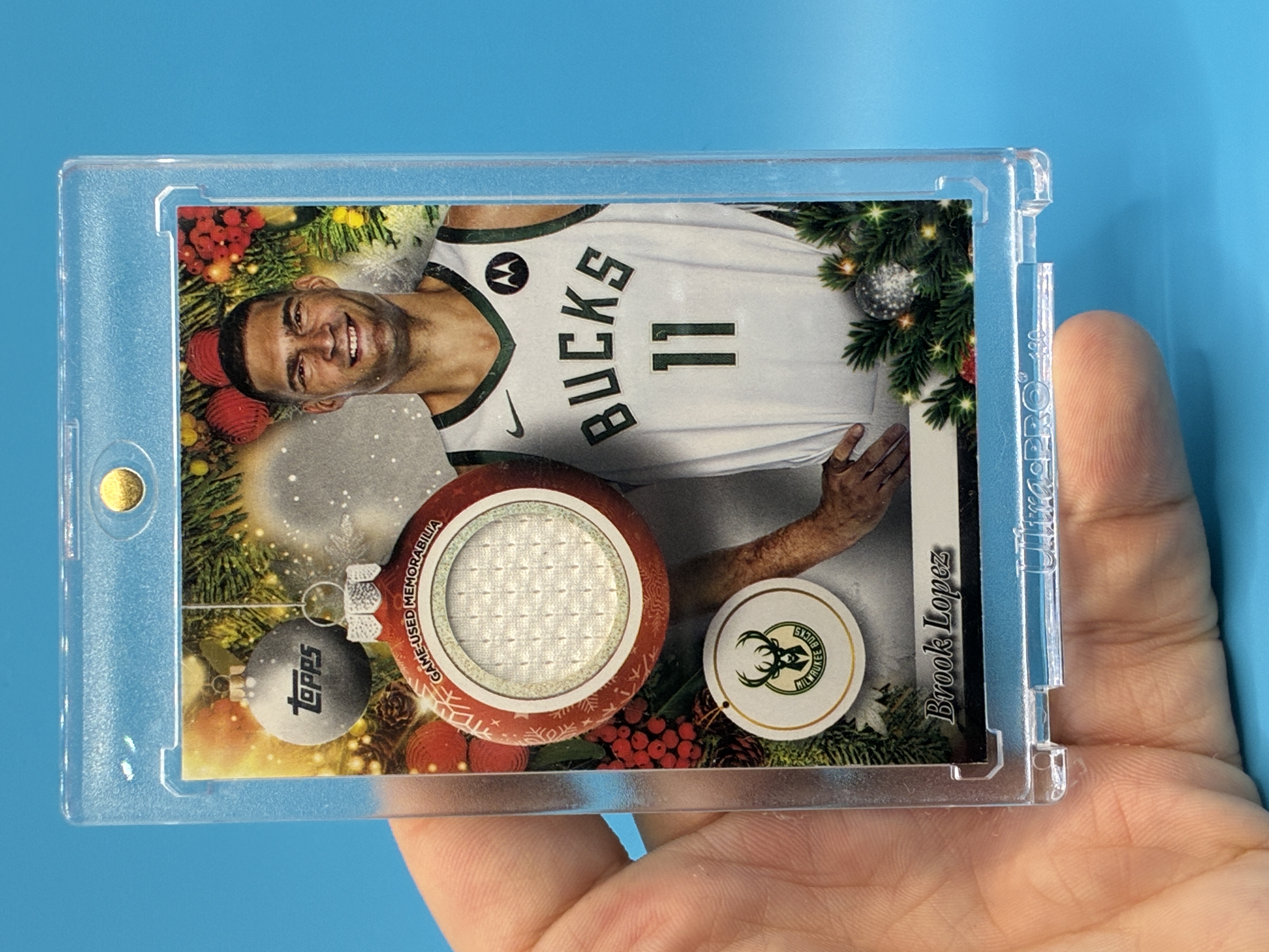 2025 Topps Holiday Brook Lopez Player Relic Cards #PR-BL Milwaukee Bucks – Vorderseite