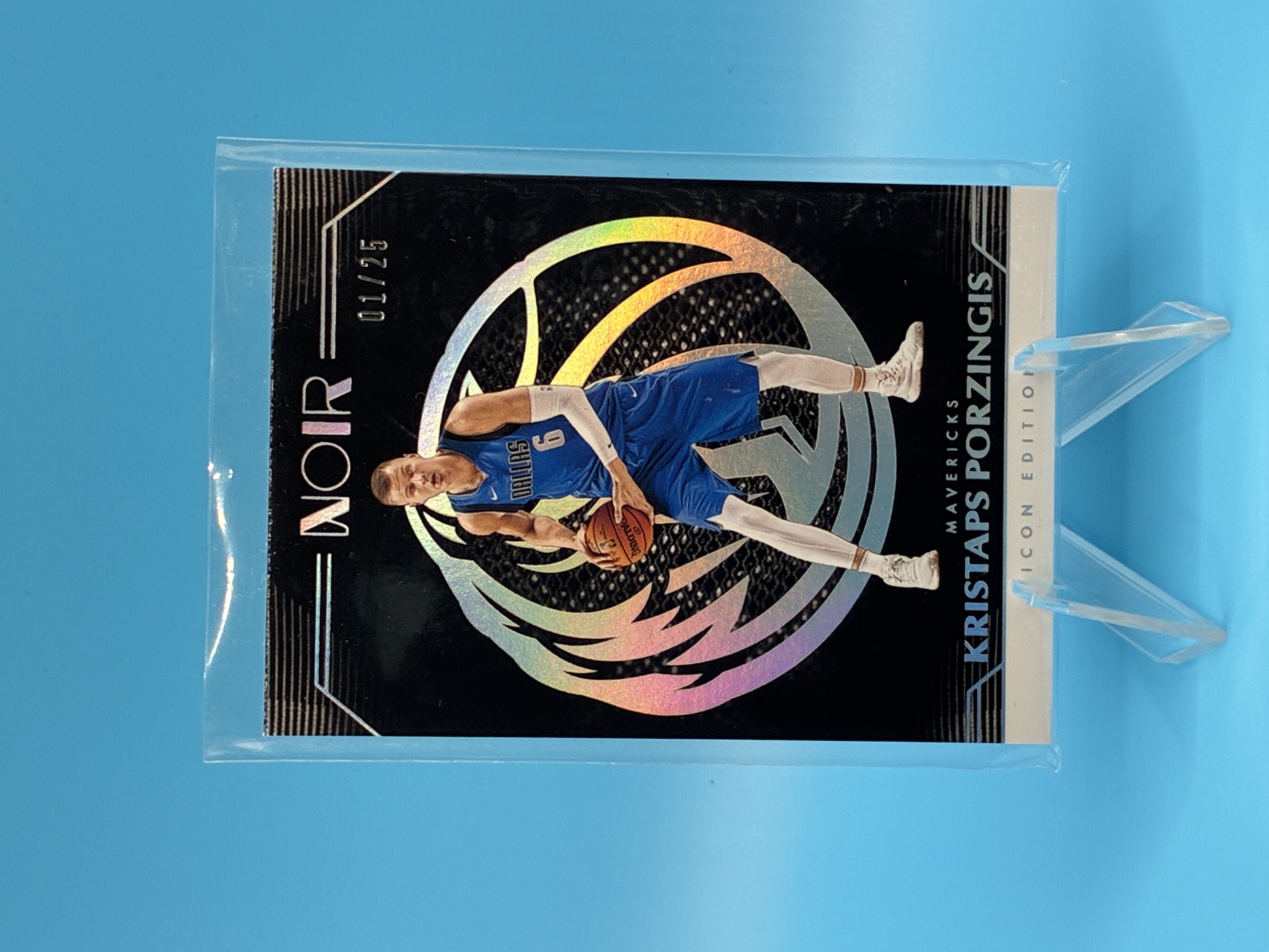 2019/2020 Panini Noir Kristaps Porzingis /25 #108 Dallas Mavericks – Vorderseite