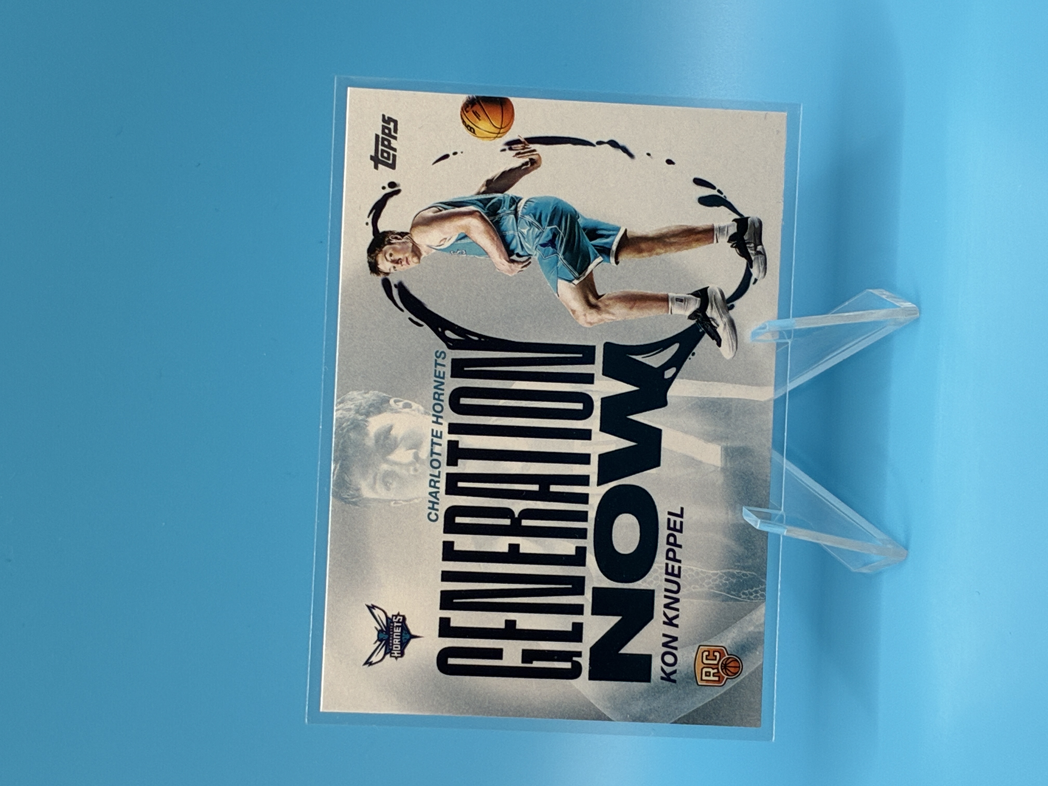 2025/2026 Topps Flagship Kon Knueppel Generation Now #GN-4 Charlotte Hornets – Vorderseite
