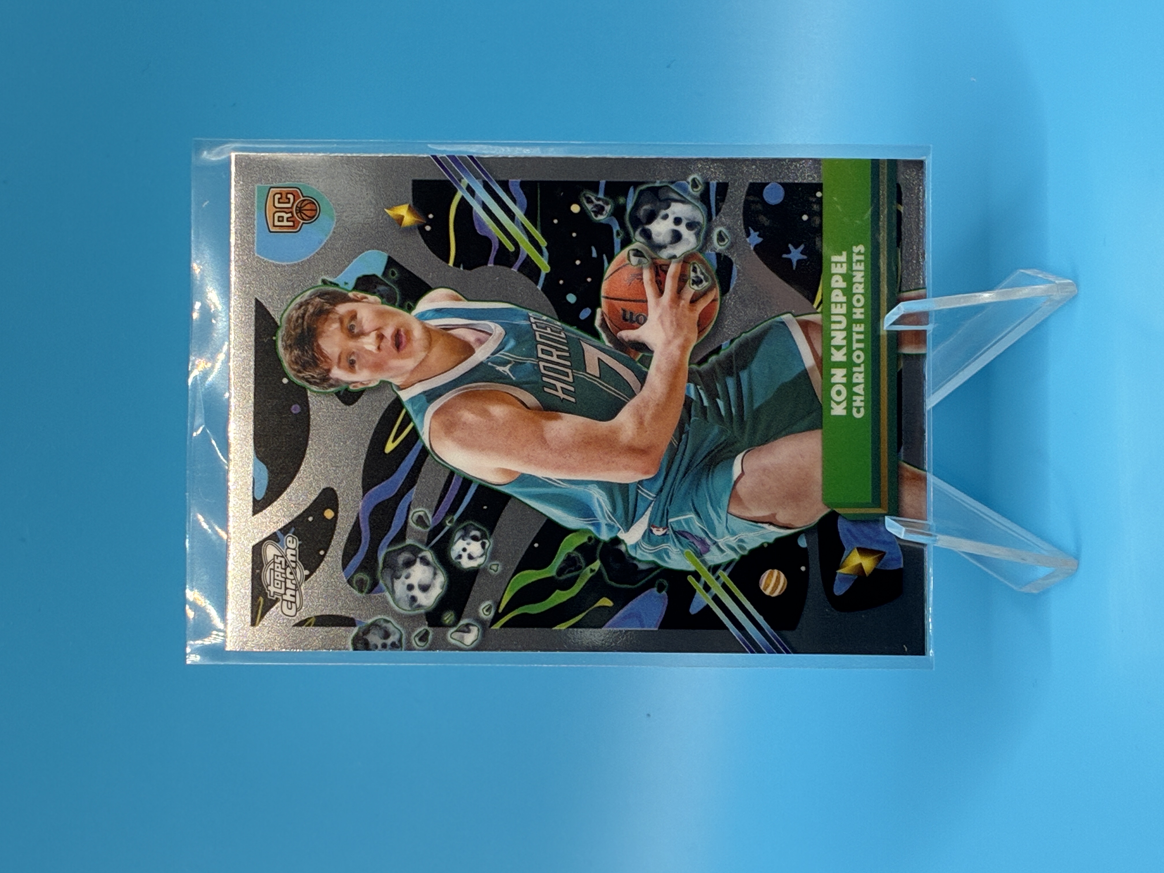 2025/2026 Topps Chrome Cosmic Kon Knueppel #197 Charlotte Hornets – Vorderseite
