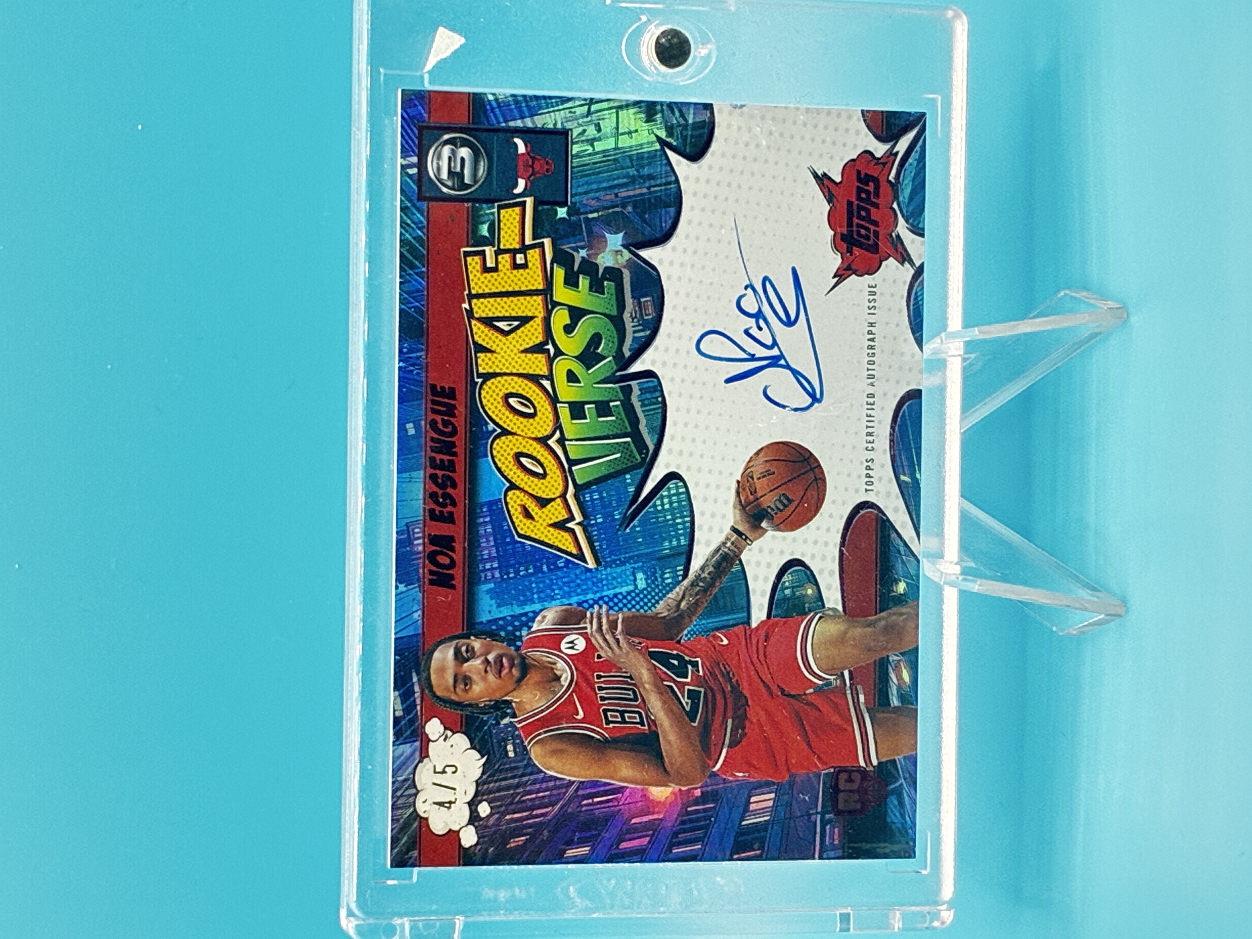 2025/2026 Topps 3 Noa Essengue Rookie-Verse 4/5 #RV-NE Chicago Bulls – Vorderseite