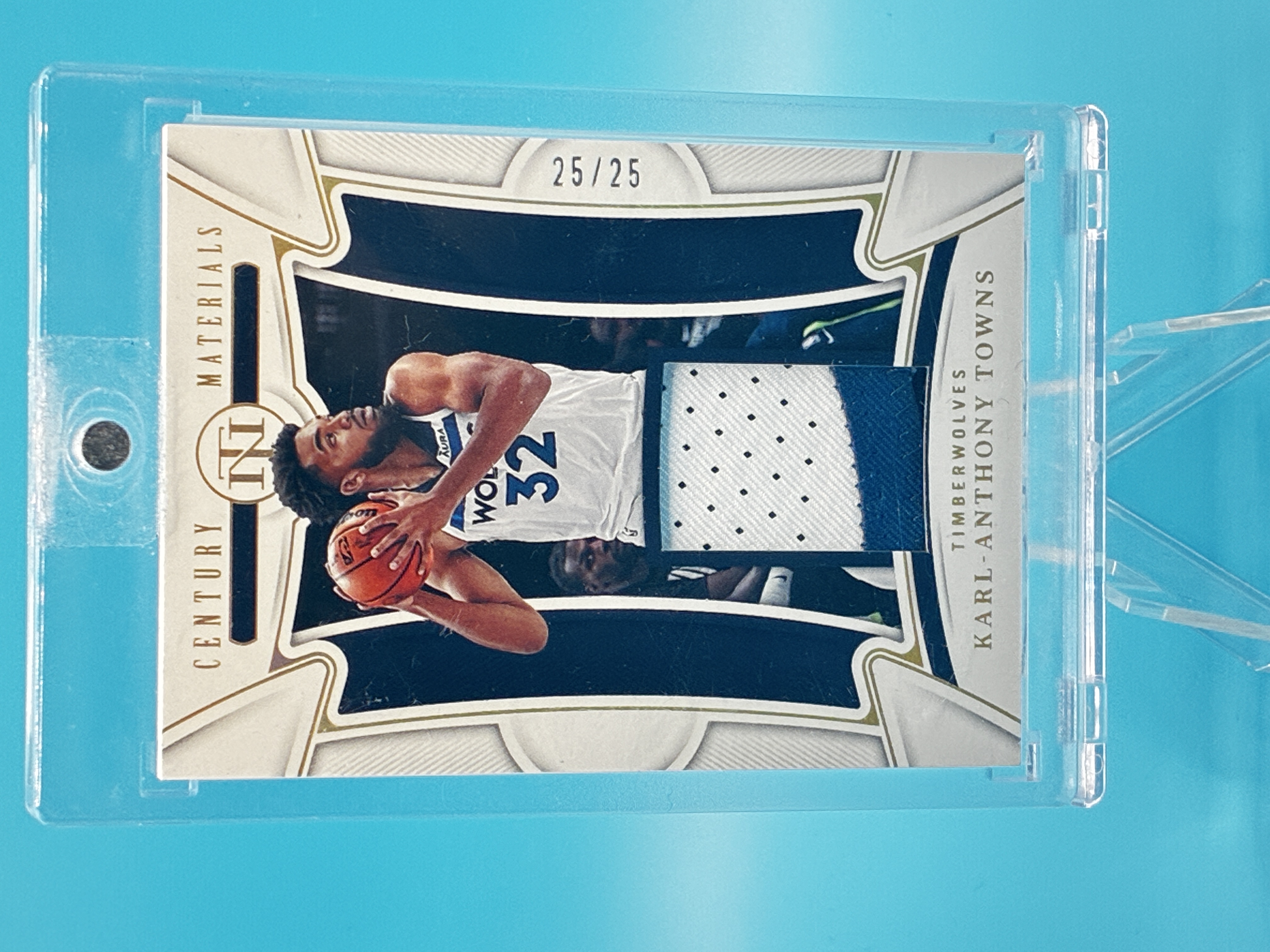 2022/2023 Panini National Treasures Karl-Anthony Towns Century Materials 25/25 #CM-KAT Minnesota Timberwolves – Vorderseite