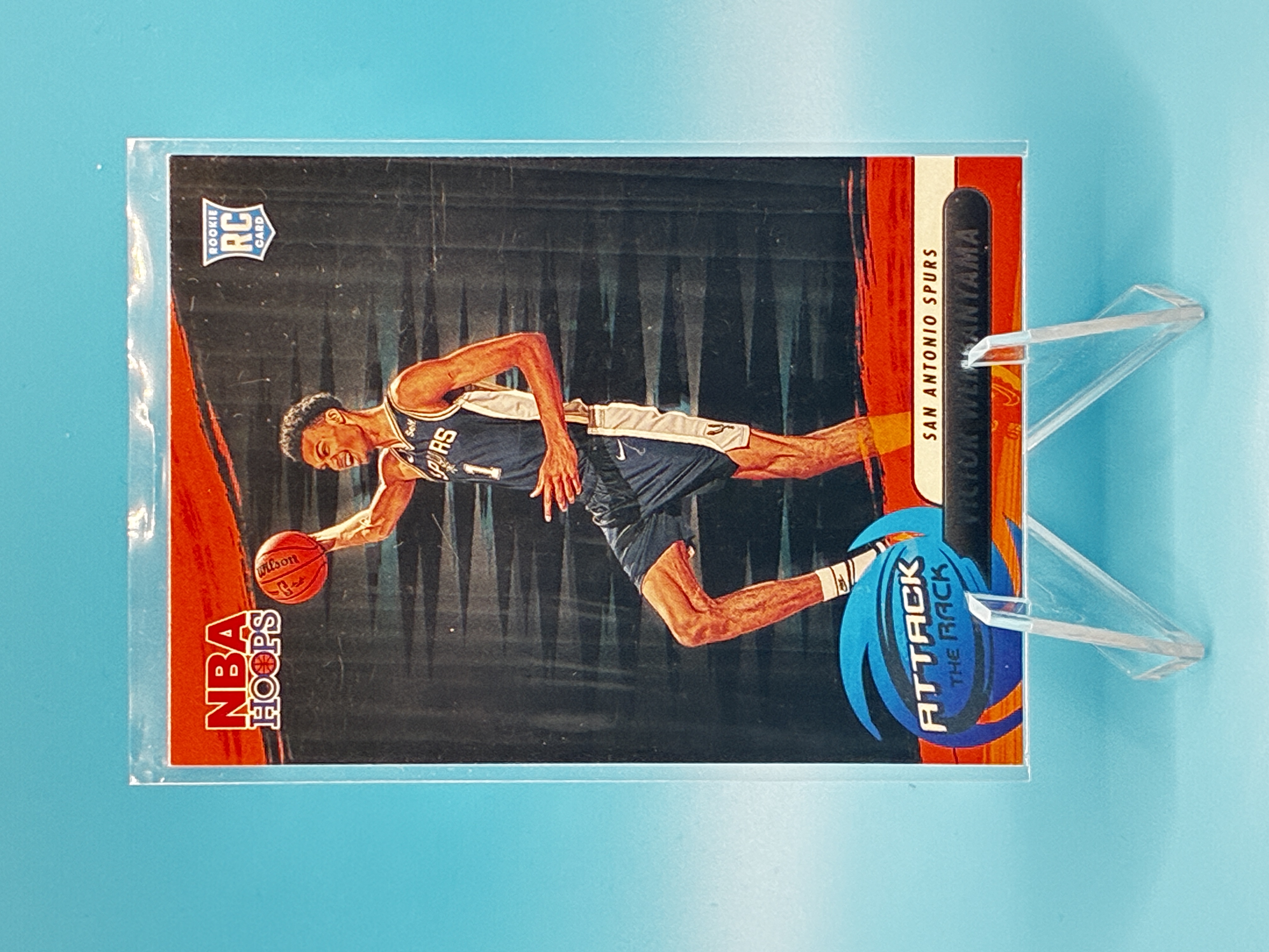 2023/2024 Panini Hoops Victor Wembanyama Attack the Rack #1 San Antonio Spurs – Vorderseite
