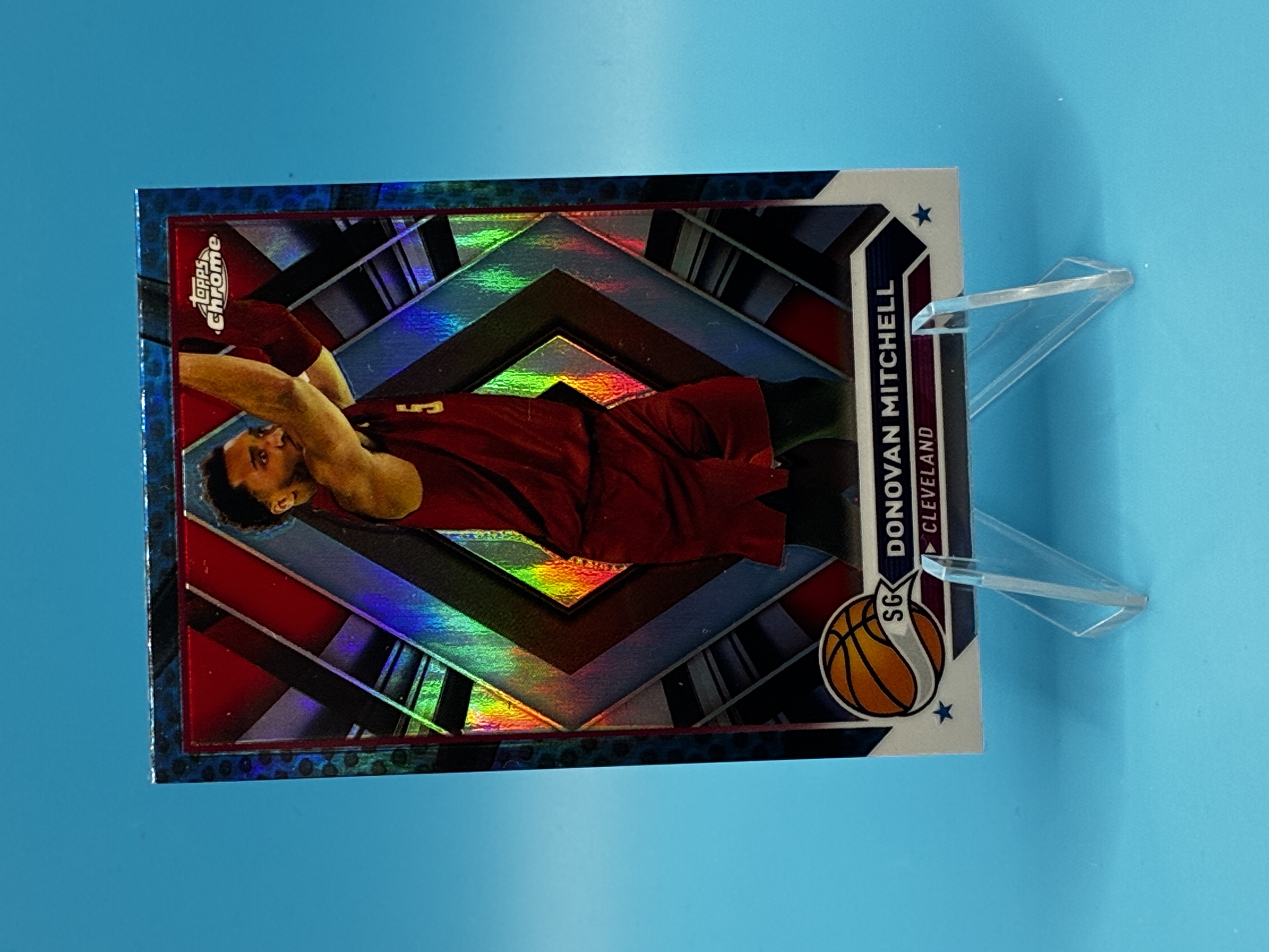 2023/2024 Topps Chrome Donovan Mitchell Blue Refractor #45 Cleveland Cavaliers – Vorderseite