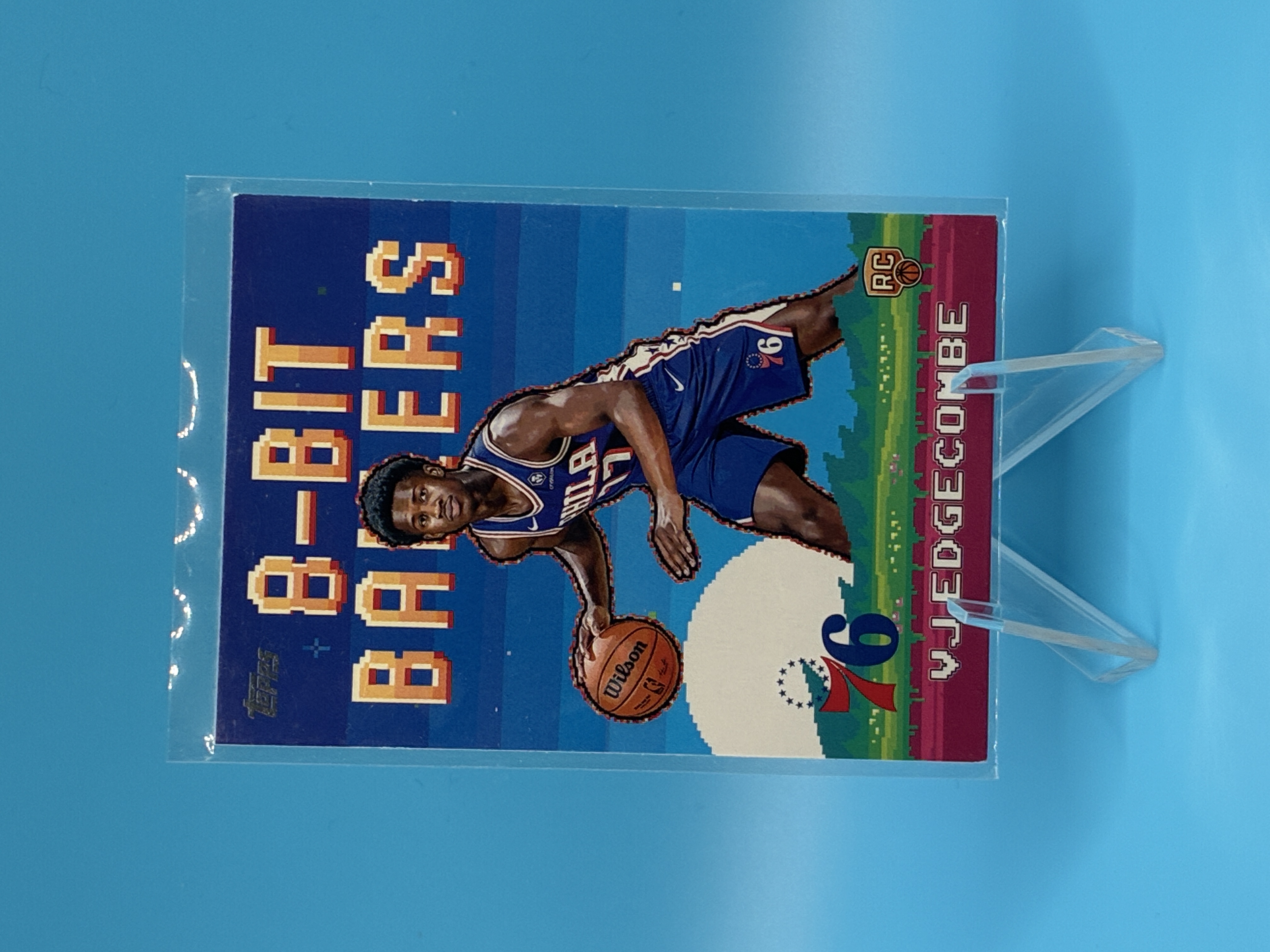 2025/2026 Topps Flagship VJ Edgecombe 8-Bit Ballers #8B-33 Philadelphia 76ers – Vorderseite