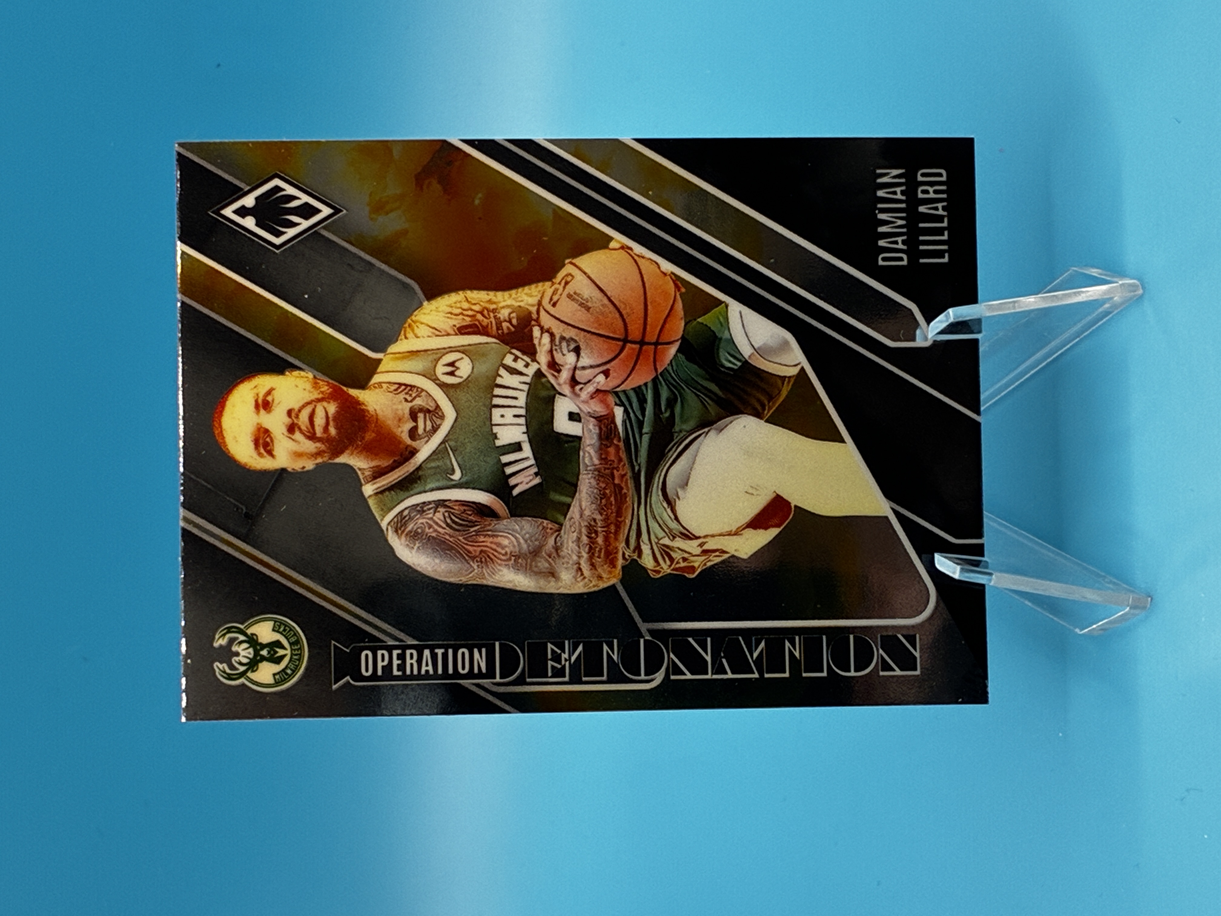 2023/2024 Panini Phoenix Damian Lillard Operation Detonation #18 Milwaukee Bucks – Vorderseite