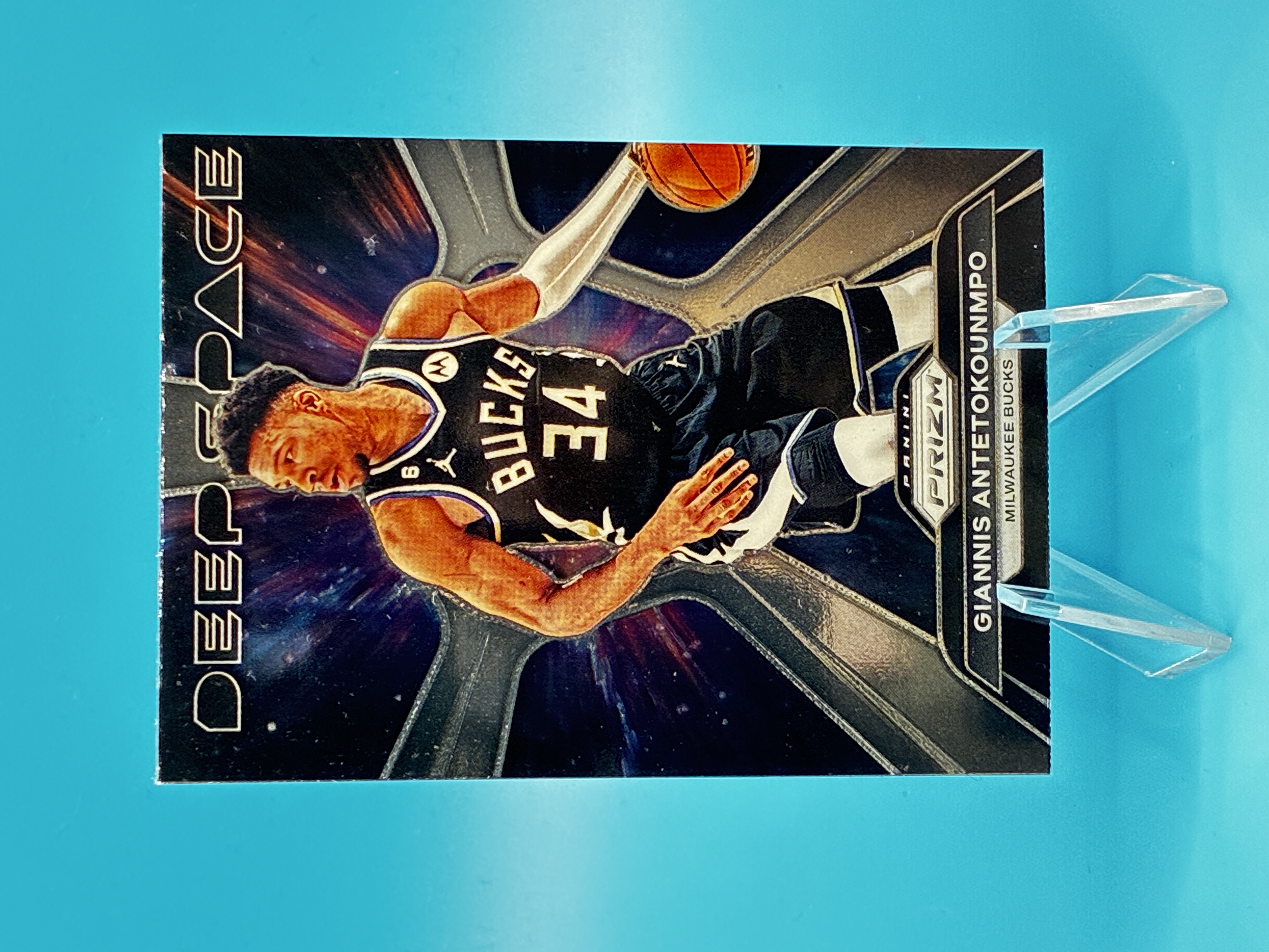 2023/2024 Panini Prizm Giannis Antetokounmpo Deep Space #9 Milwaukee Bucks – Vorderseite