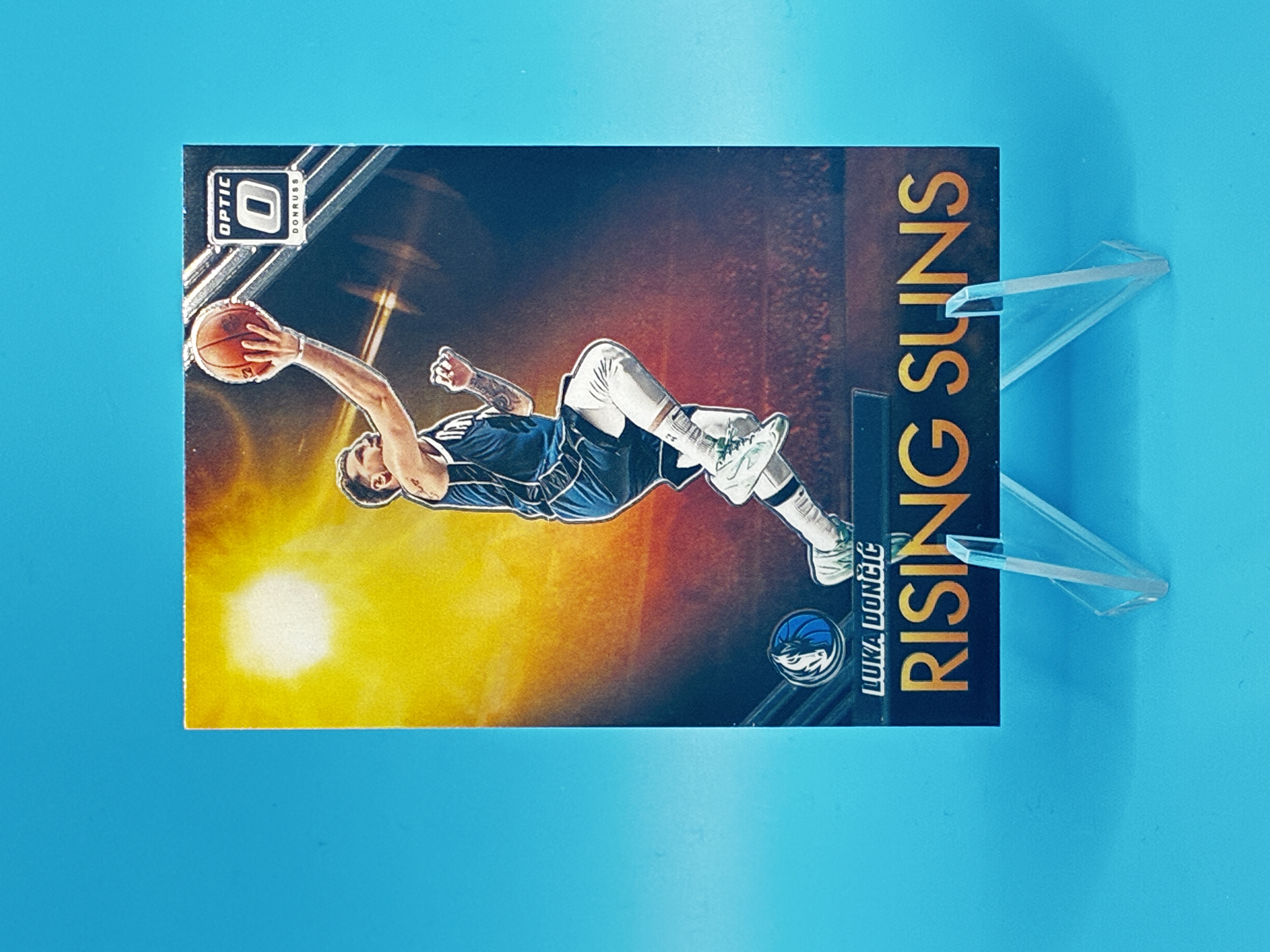 2023/2024 Panini Optic Luka Dončić Rising Suns #14 Dallas Mavericks – Vorderseite