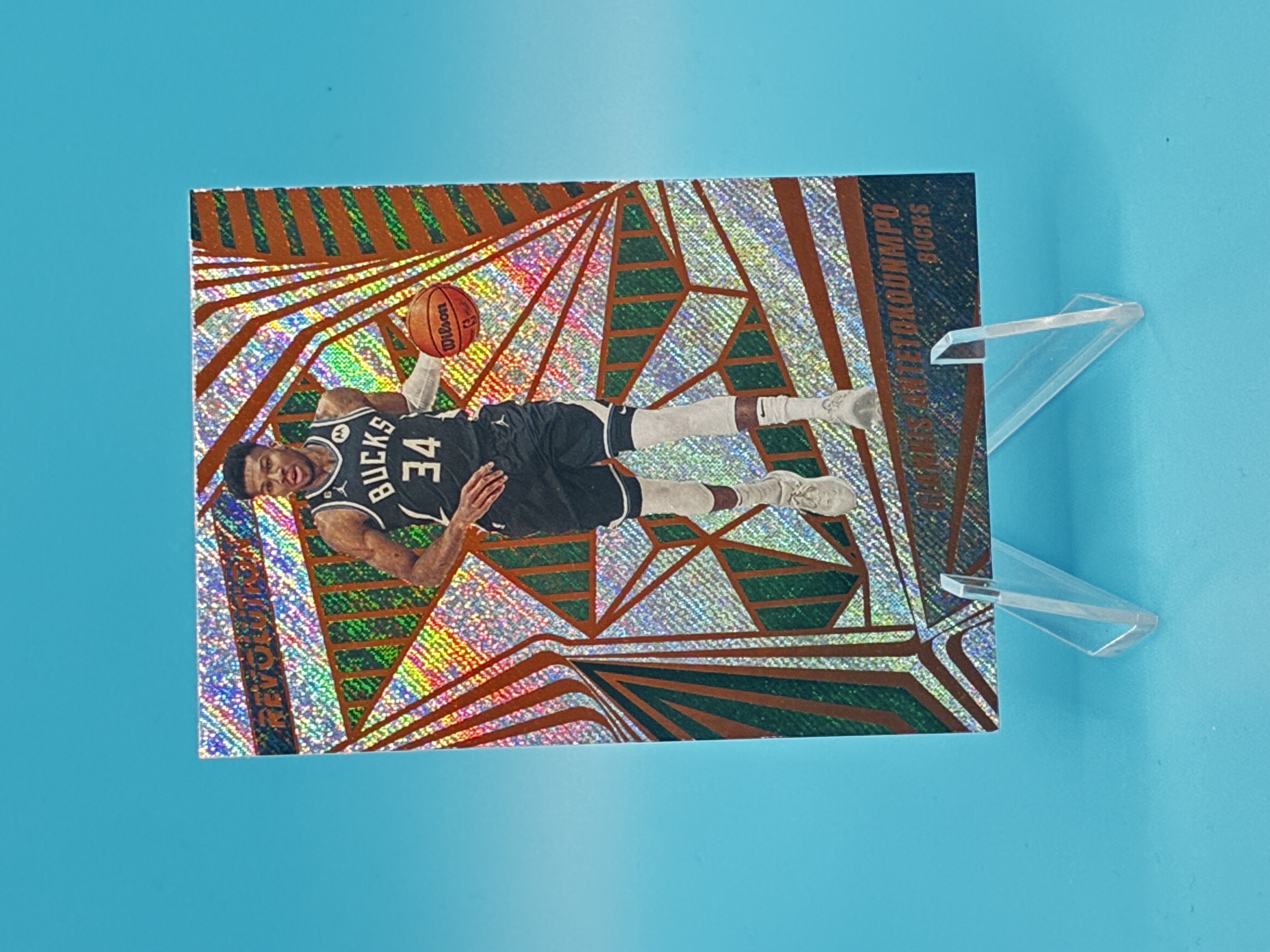 2023/2024 Panini Revolution Giannis Antetokounmpo #22 Milwaukee Bucks – Vorderseite