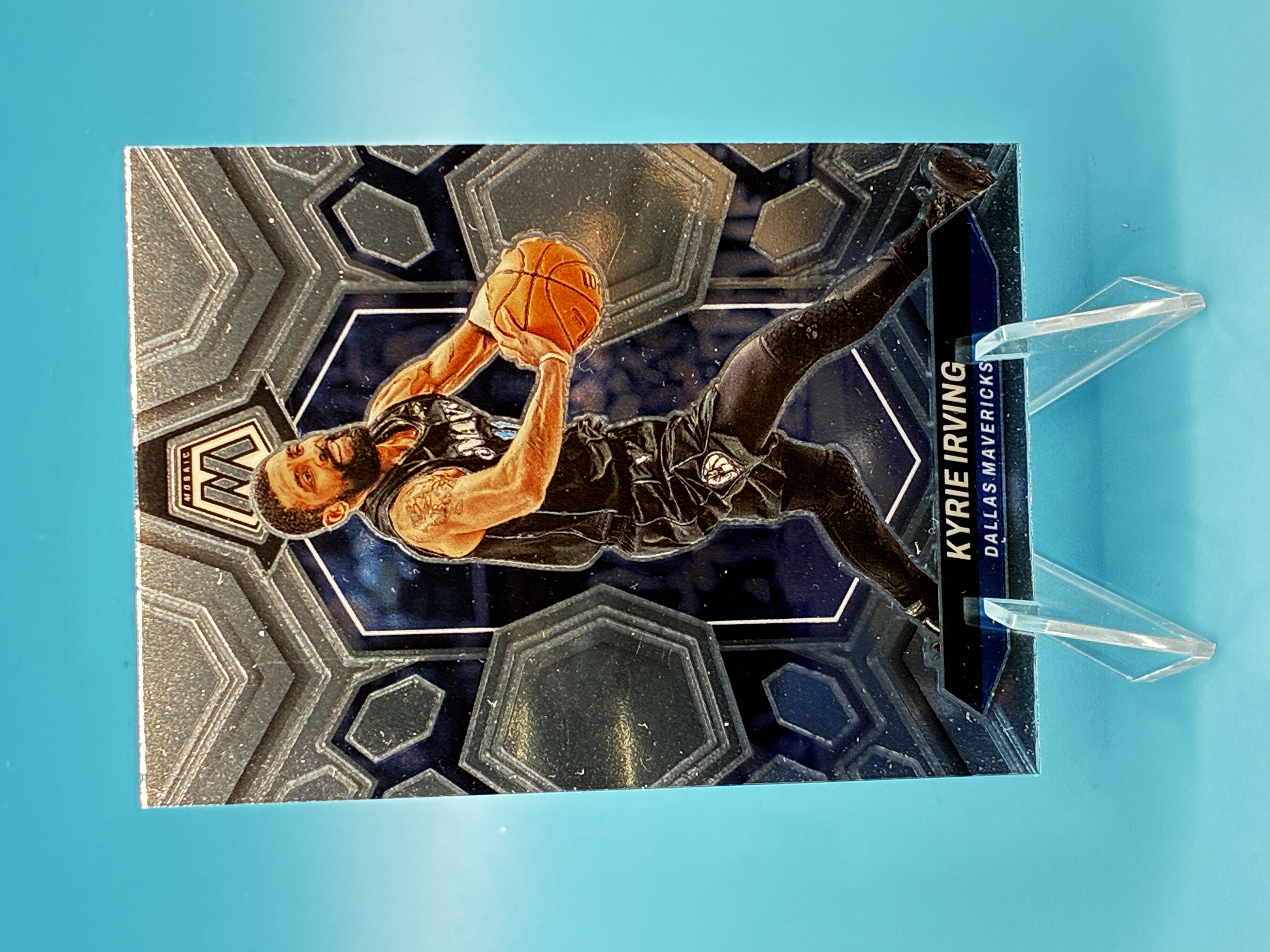 2023/2024 Panini Mosaic Kyrie Irving #115 Dallas Mavericks – Vorderseite