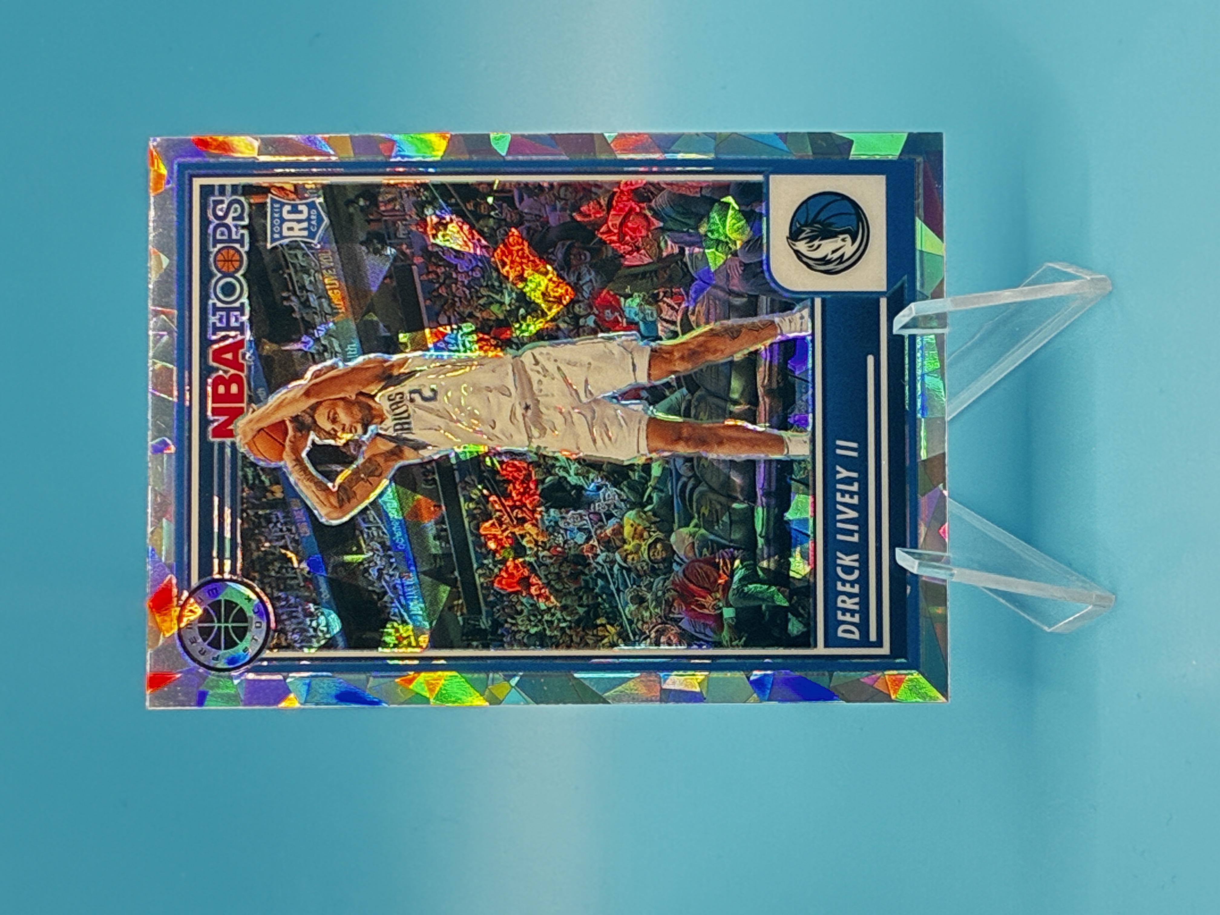 2023/2024 Panini Hoops Premium Stock Dereck Lively II Cracked Ice #253 Dallas Mavericks – Vorderseite