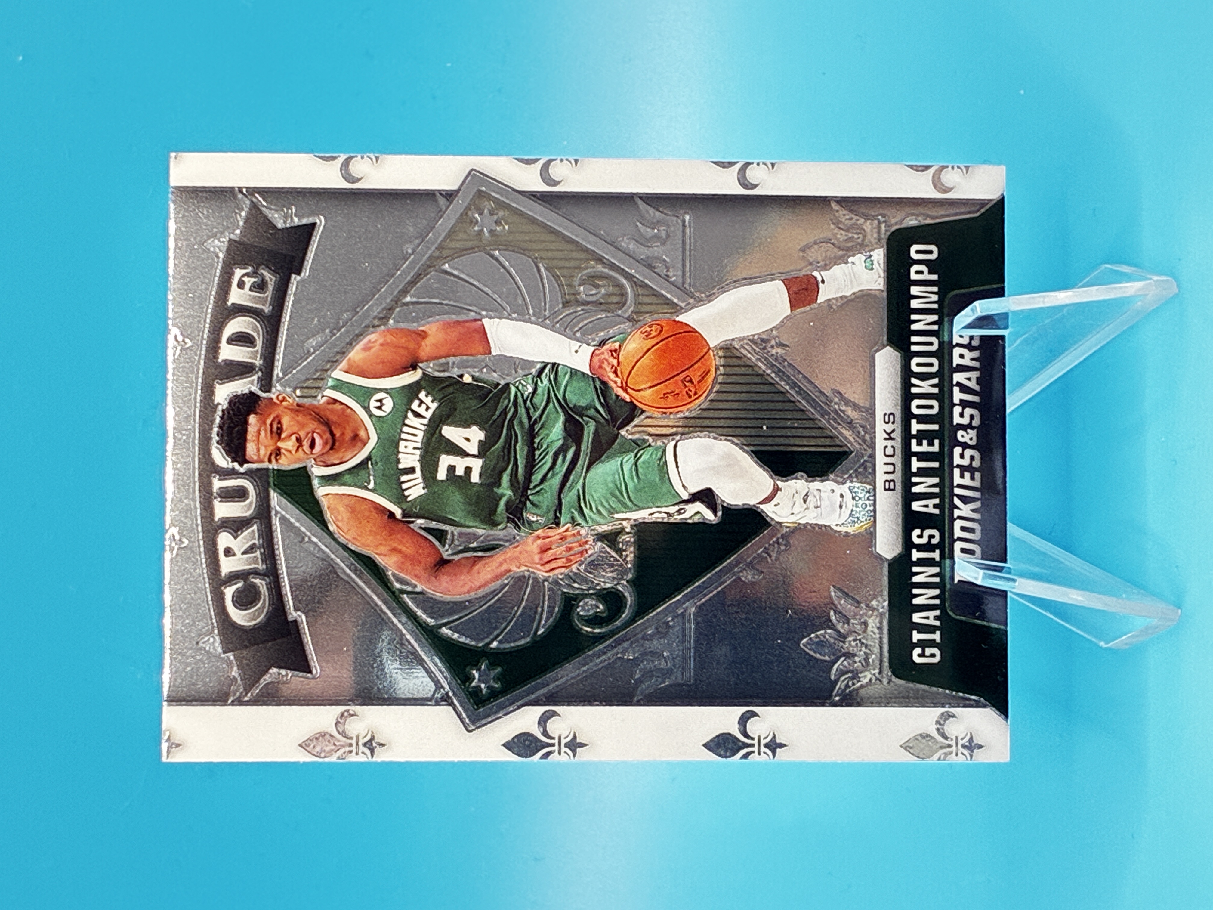 2021/2022 Panini Chronicles Giannis Antetokounmpo Crusade Rookies & Stars #620 Milwaukee Bucks – Vorderseite