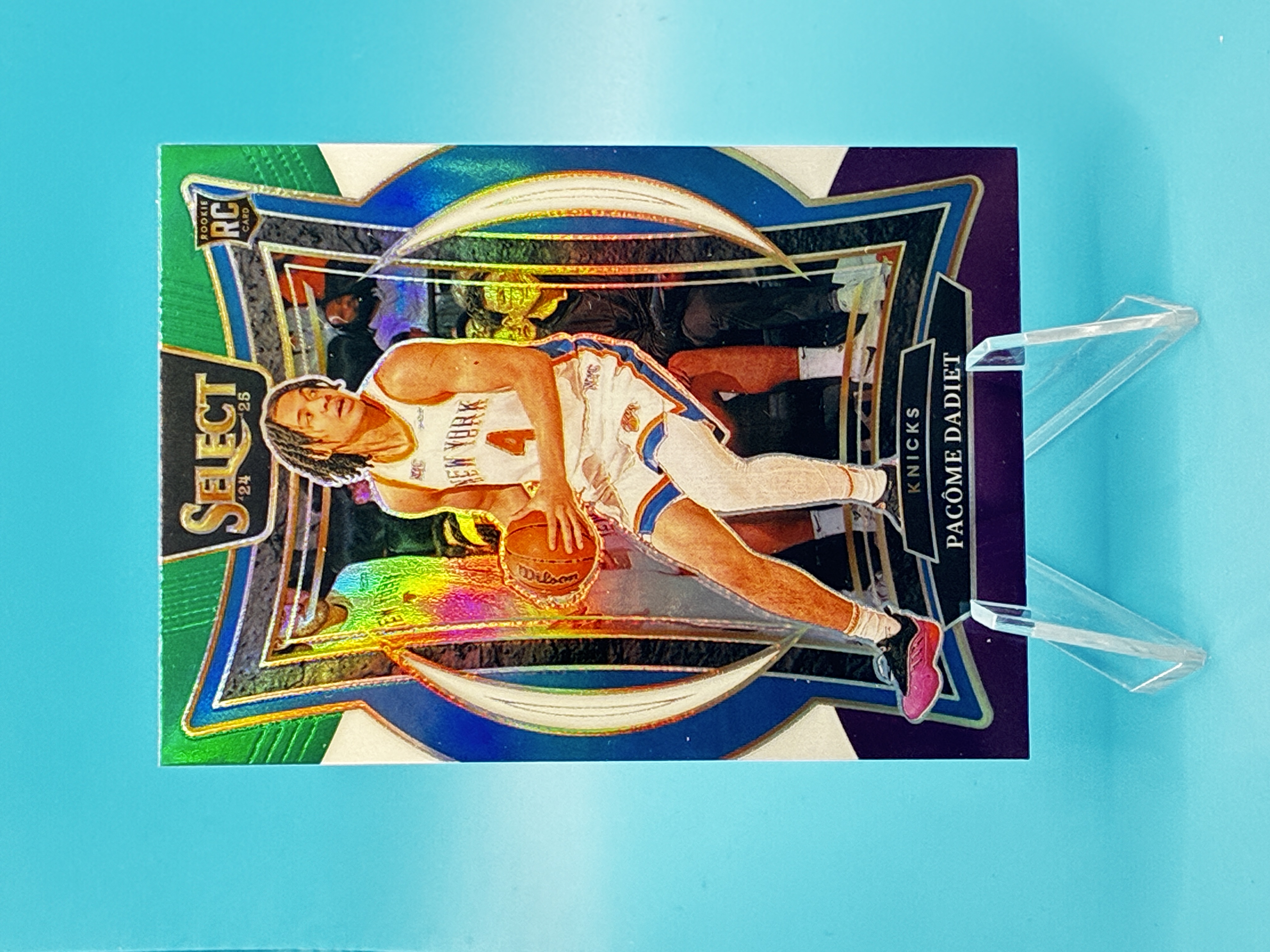 2024/2025 Panini Select Pacôme Dadiet Blue White Purple #99 New York Knicks – Vorderseite