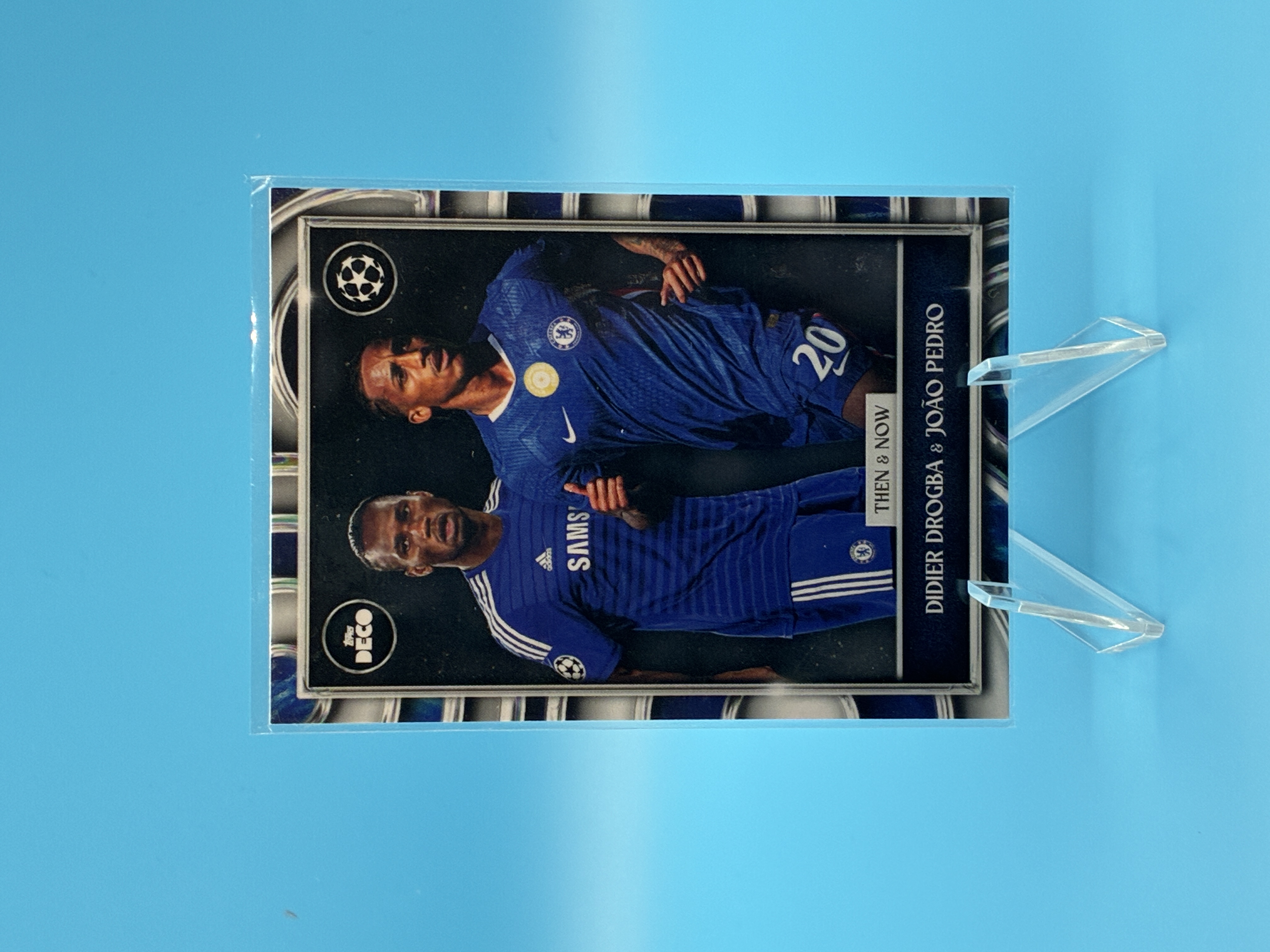 2025/2026 Topps UEFA Club Competitions Didier Drogba & João Pedro Chelsea FC – Vorderseite