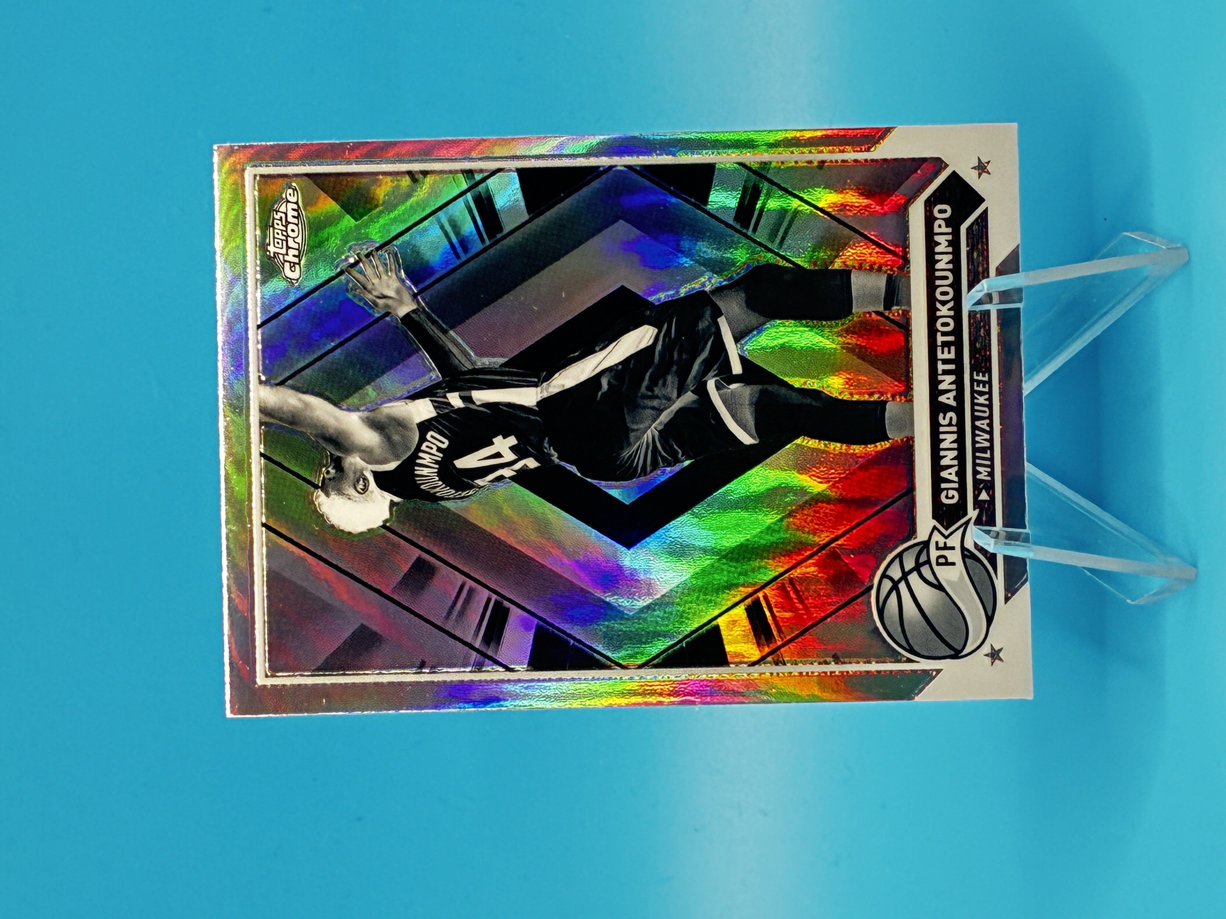 2023/2024 Topps Chrome Giannis Antetokounmpo Negative Refractor #15 Milwaukee Bucks – Vorderseite