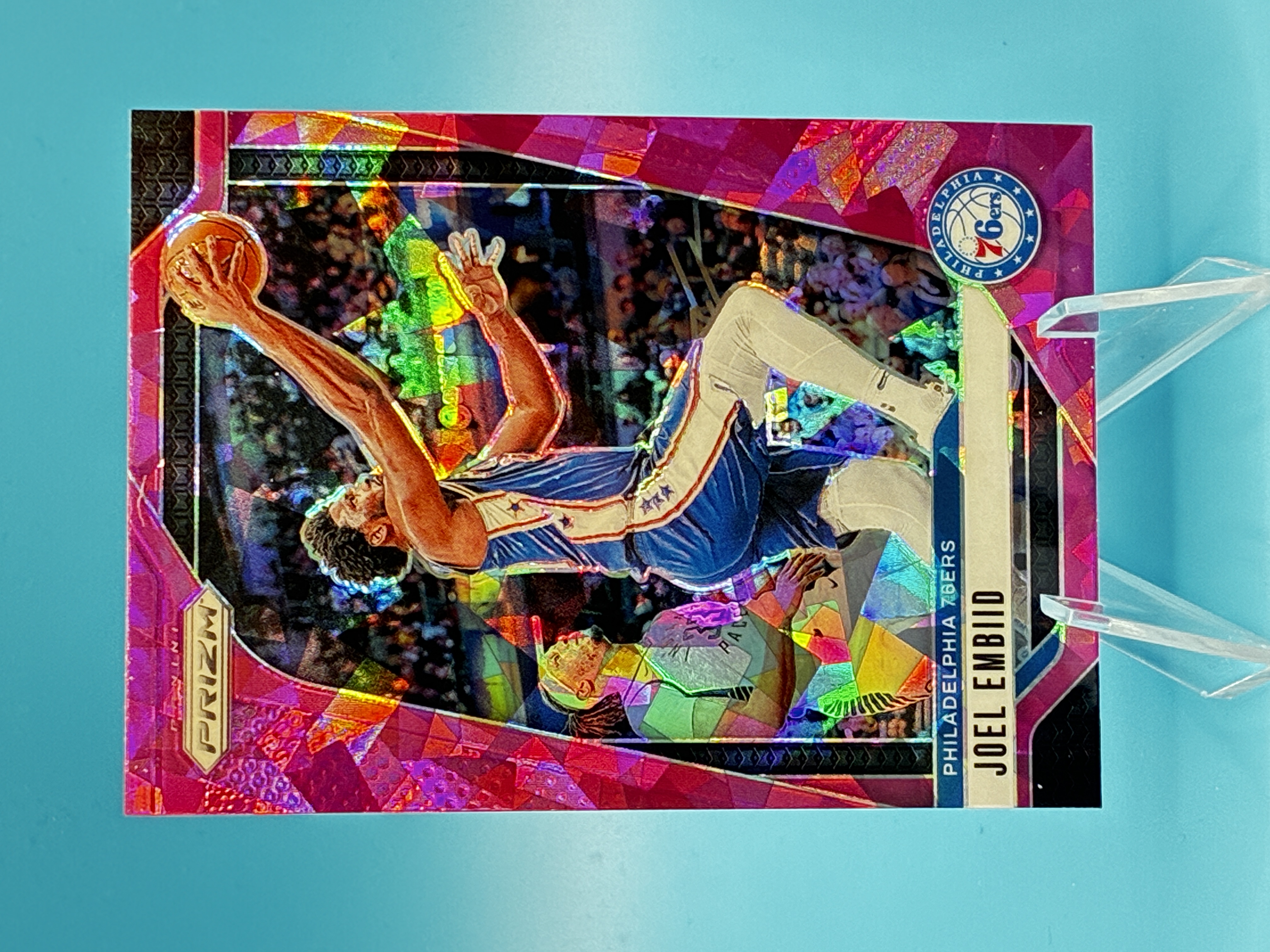 2024/2025 Panini Prizm Joel Embiid Pink Cracked Ice #28 Philadelphia 76ers – Vorderseite