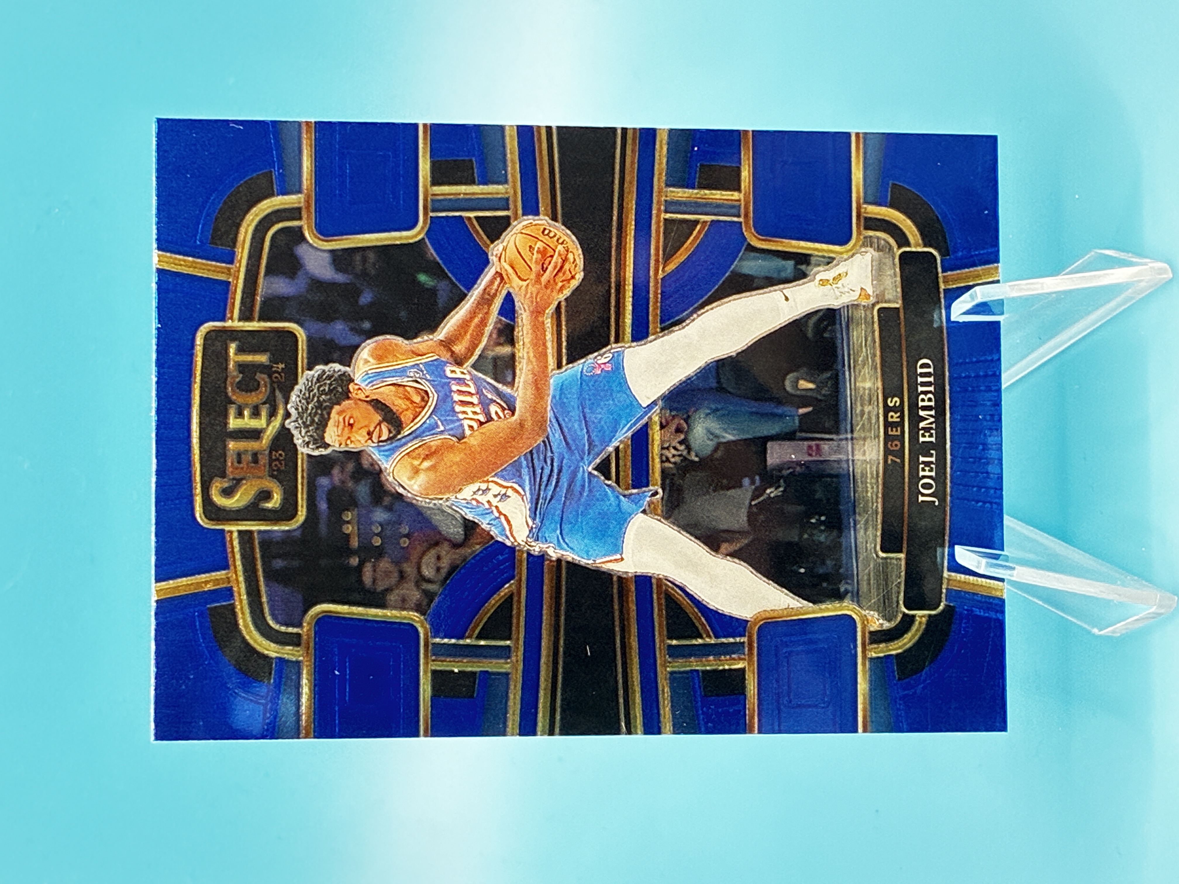 2023/2024 Panini Select Joel Embiid Blue Concourse #4 Philadelphia 76ers – Vorderseite