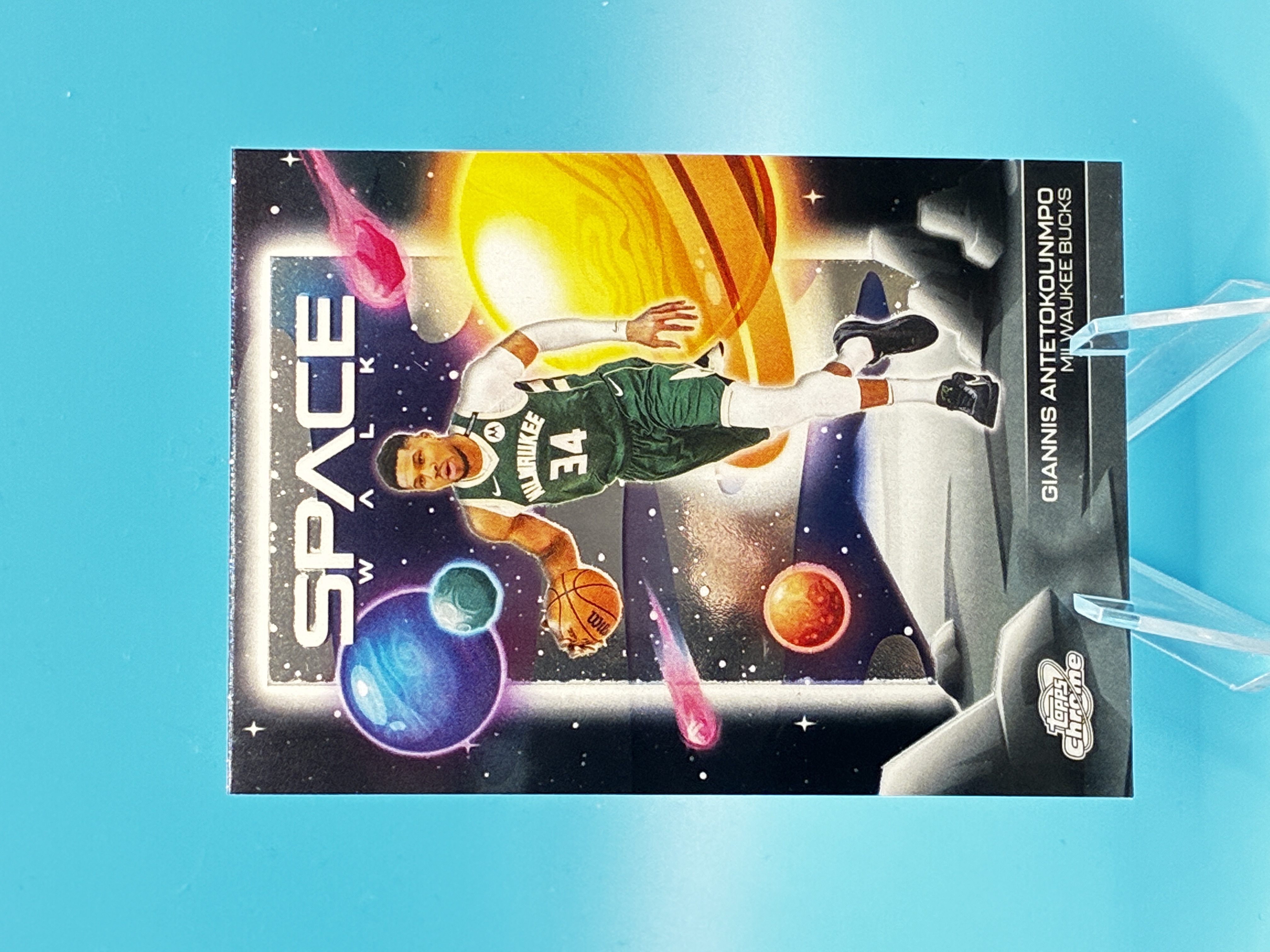 2025/2026 Topps Chrome Giannis Antetokounmpo Space Walk #SW-2 Milwaukee Bucks – Vorderseite