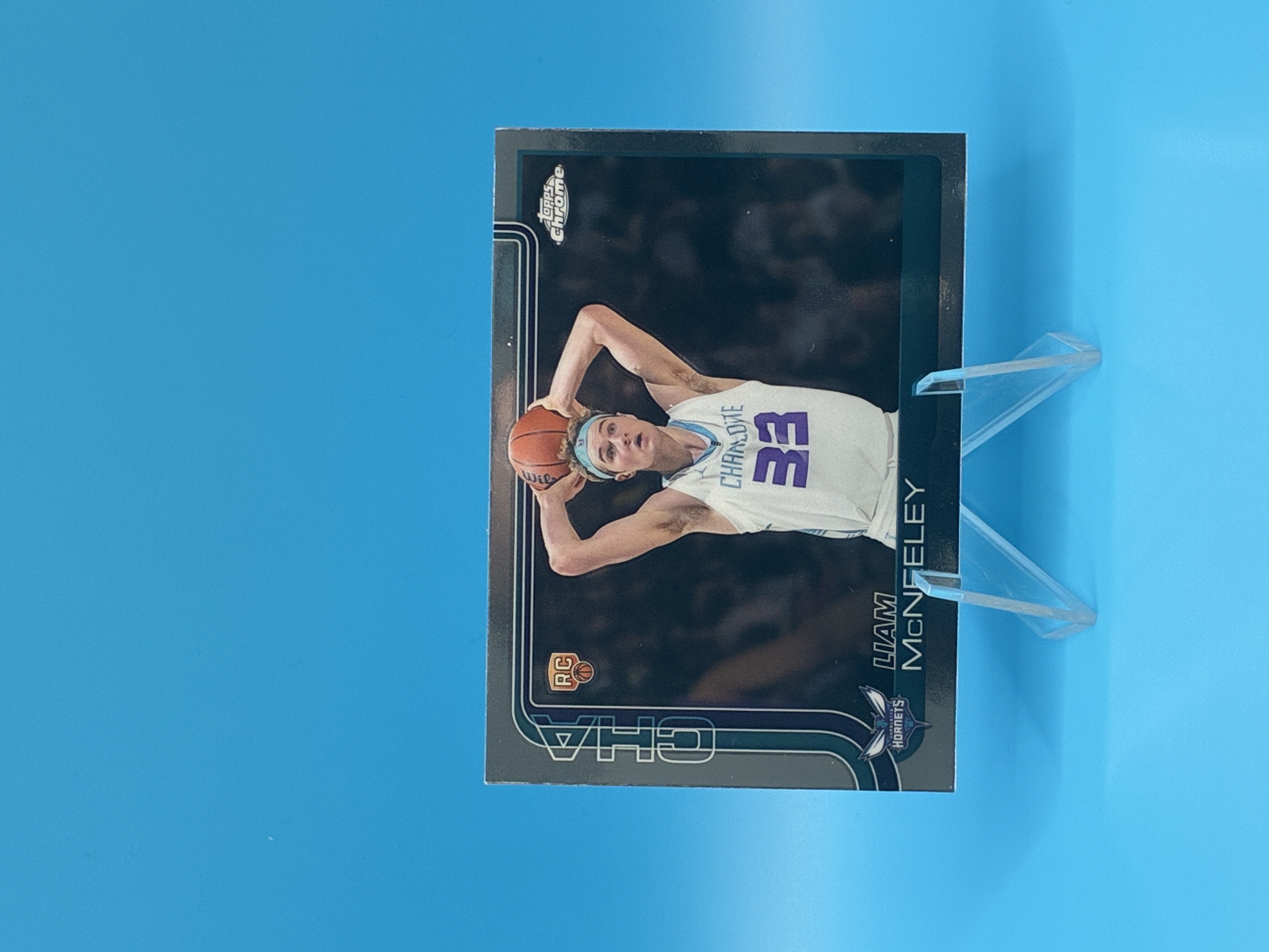 2025/2026 Topps Chrome Liam McNeeley #279 Charlotte Hornets – Vorderseite