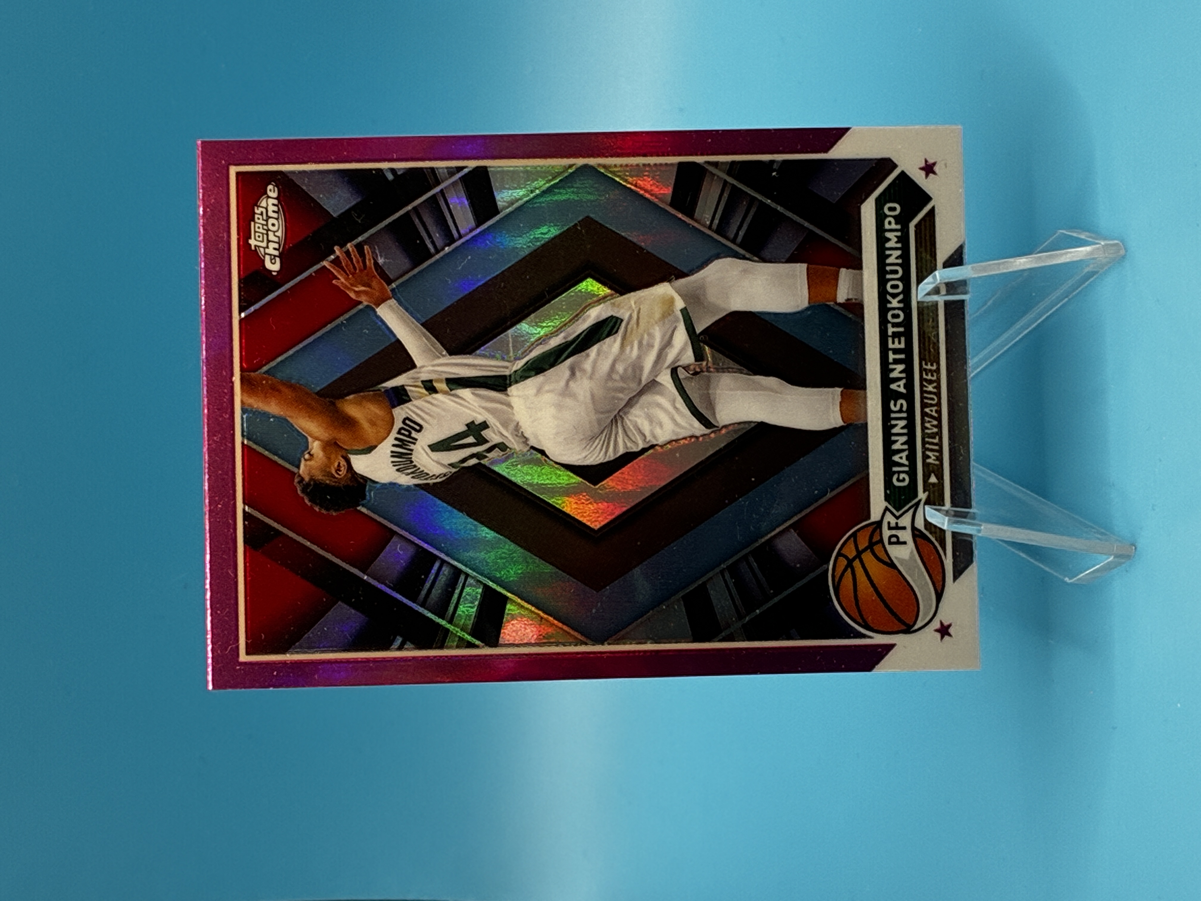 2023/2024 Topps Chrome Giannis Antetokounmpo Pink Refractor #15 Milwaukee Bucks – Vorderseite