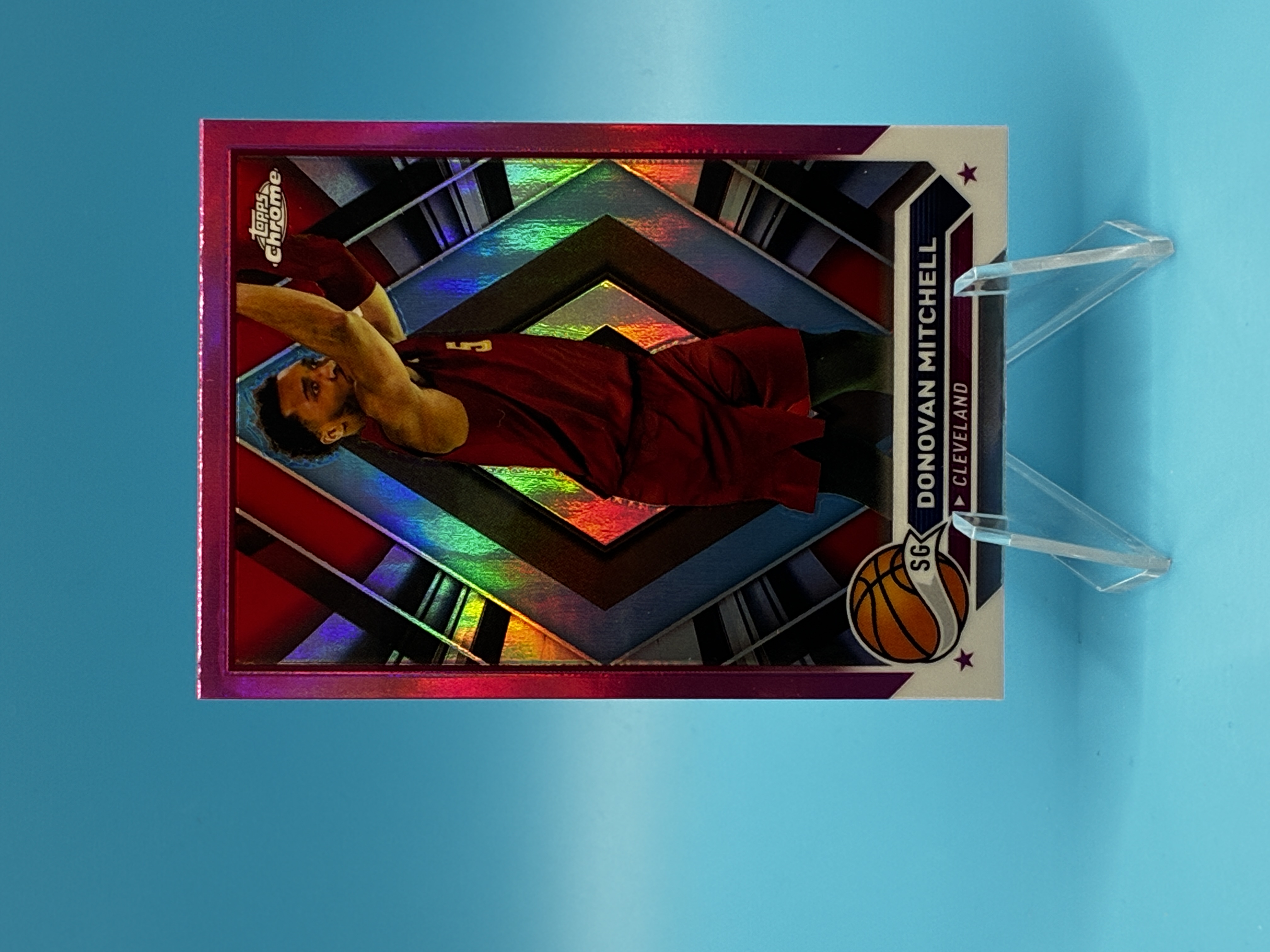 2023/2024 Topps Chrome Donovan Mitchell Pink Refractor #45 Cleveland Cavaliers – Vorderseite