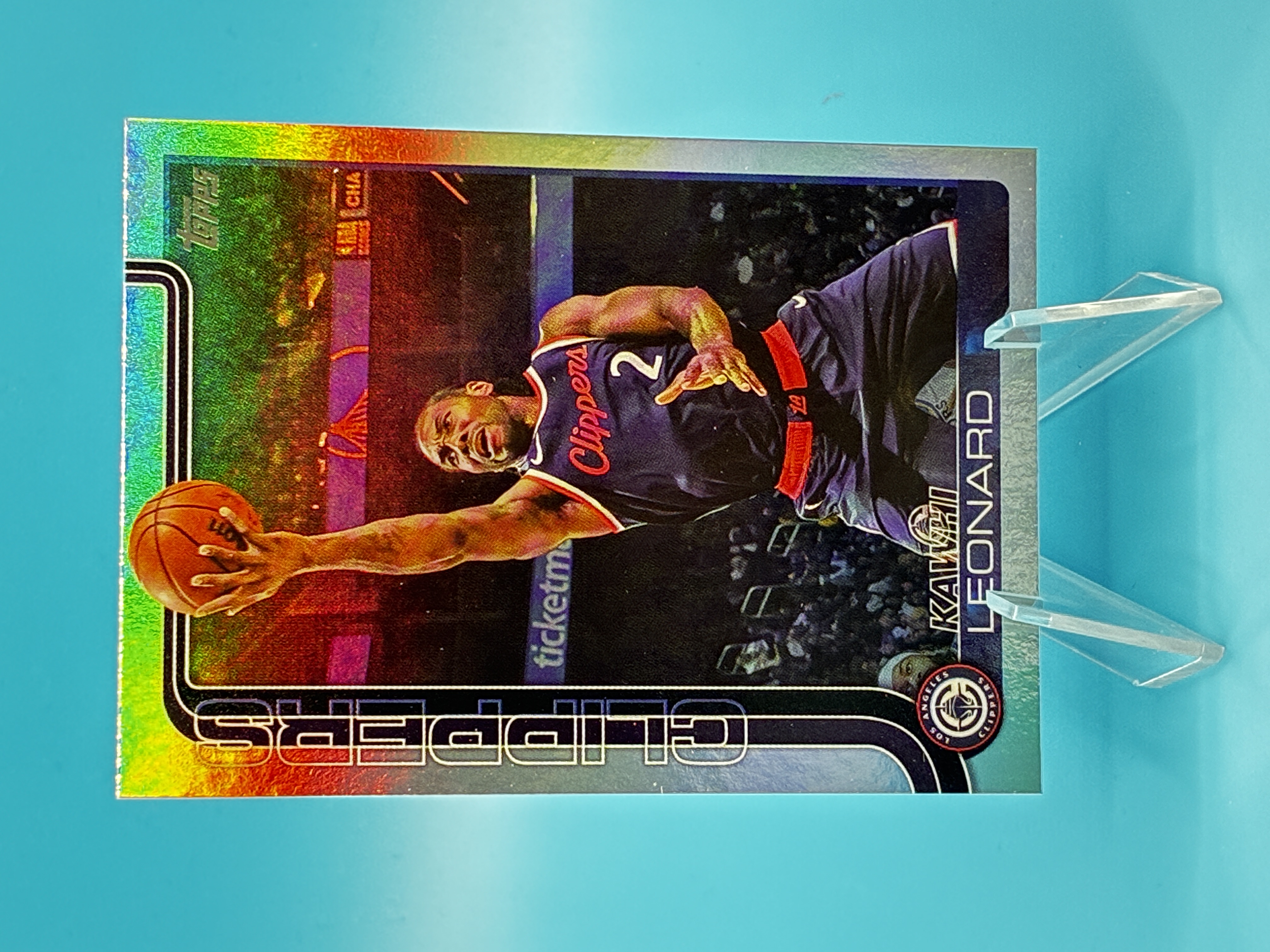 2025/2026 Topps Flagship Kawhi Leonard Rainbow Foil #142 Los Angeles Clippers – Vorderseite