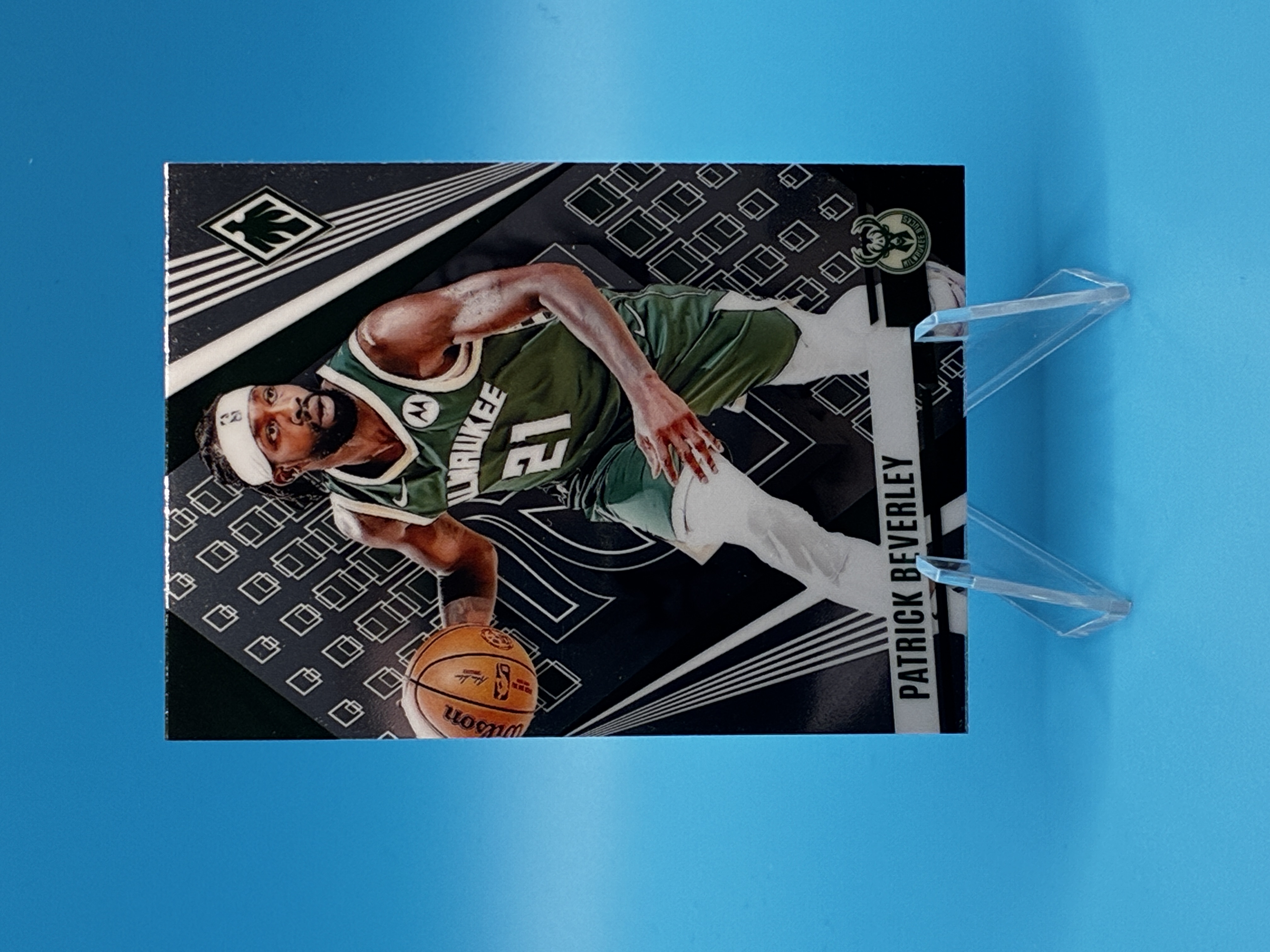 2023/2024 Panini Phoenix Patrick Beverley #115 Milwaukee Bucks – Vorderseite