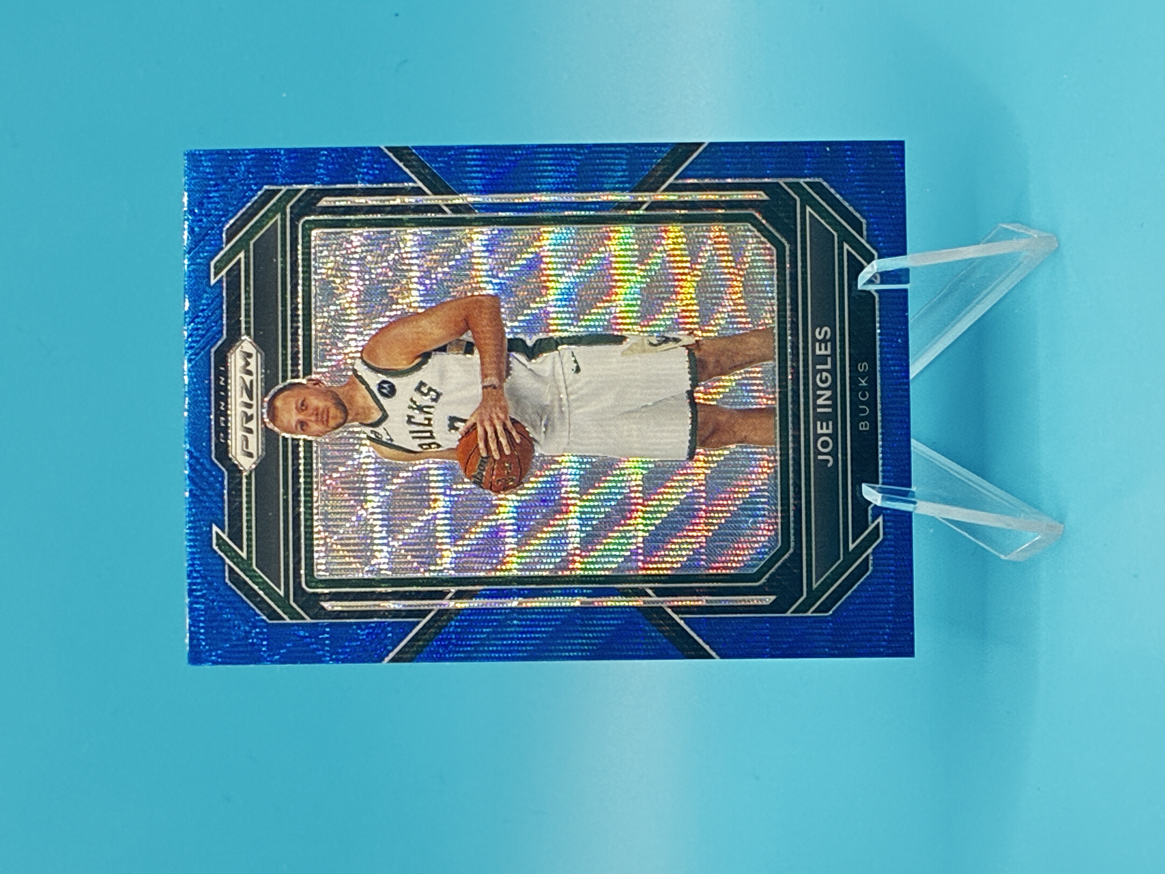 2022/2023 Panini Prizm Joe Ingles Blue Wave #107 Milwaukee Bucks – Vorderseite