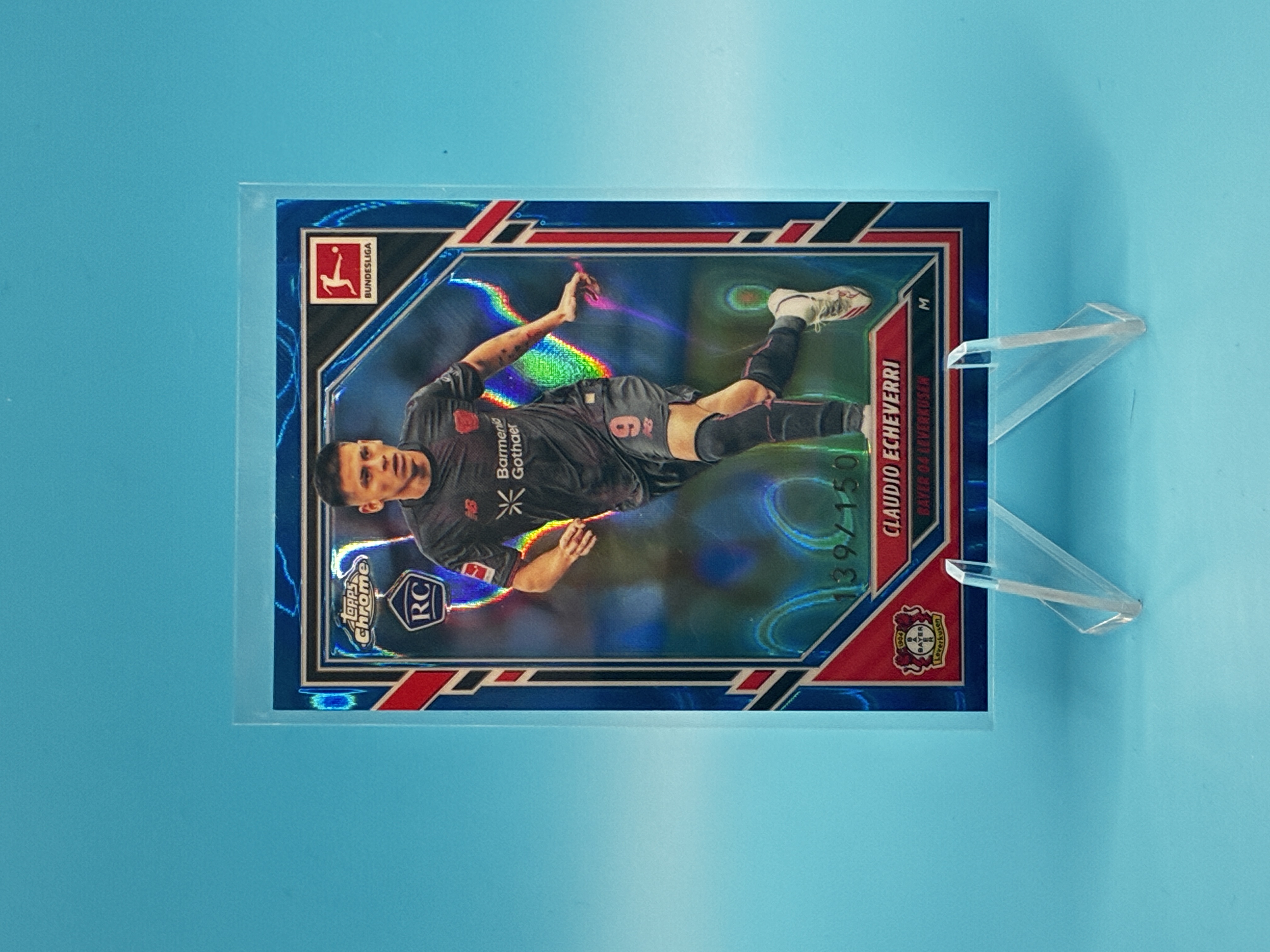 2025/2026 Topps Chrome Claudio Echeverri Blue RayWave 139/150 #68 Bayer 04 Leverkusen – Vorderseite