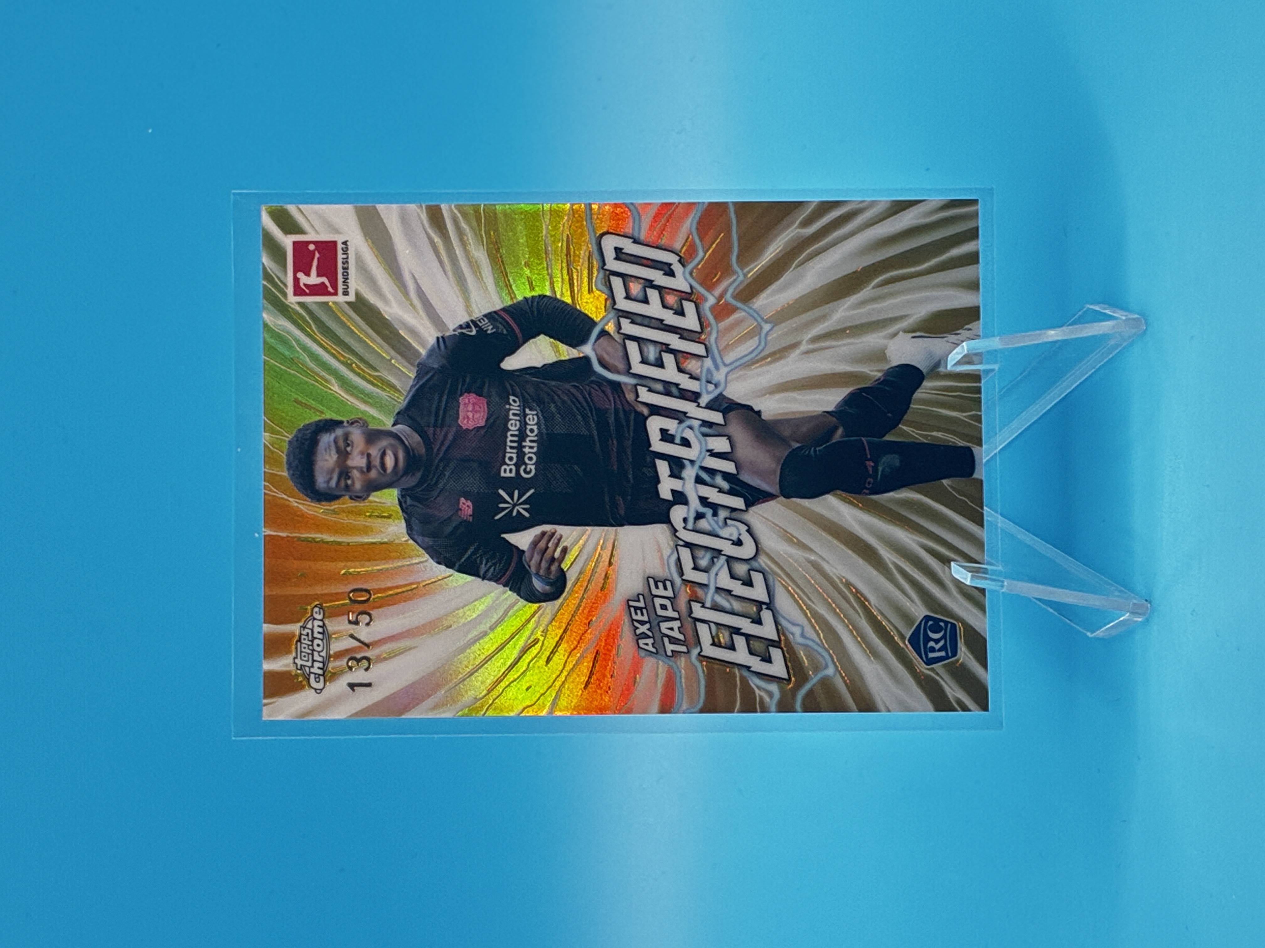 2025/2026 Topps Chrome Axel Tape Gold Electrified 13/50 #EL-6 Bayer 04 Leverkusen – Vorderseite