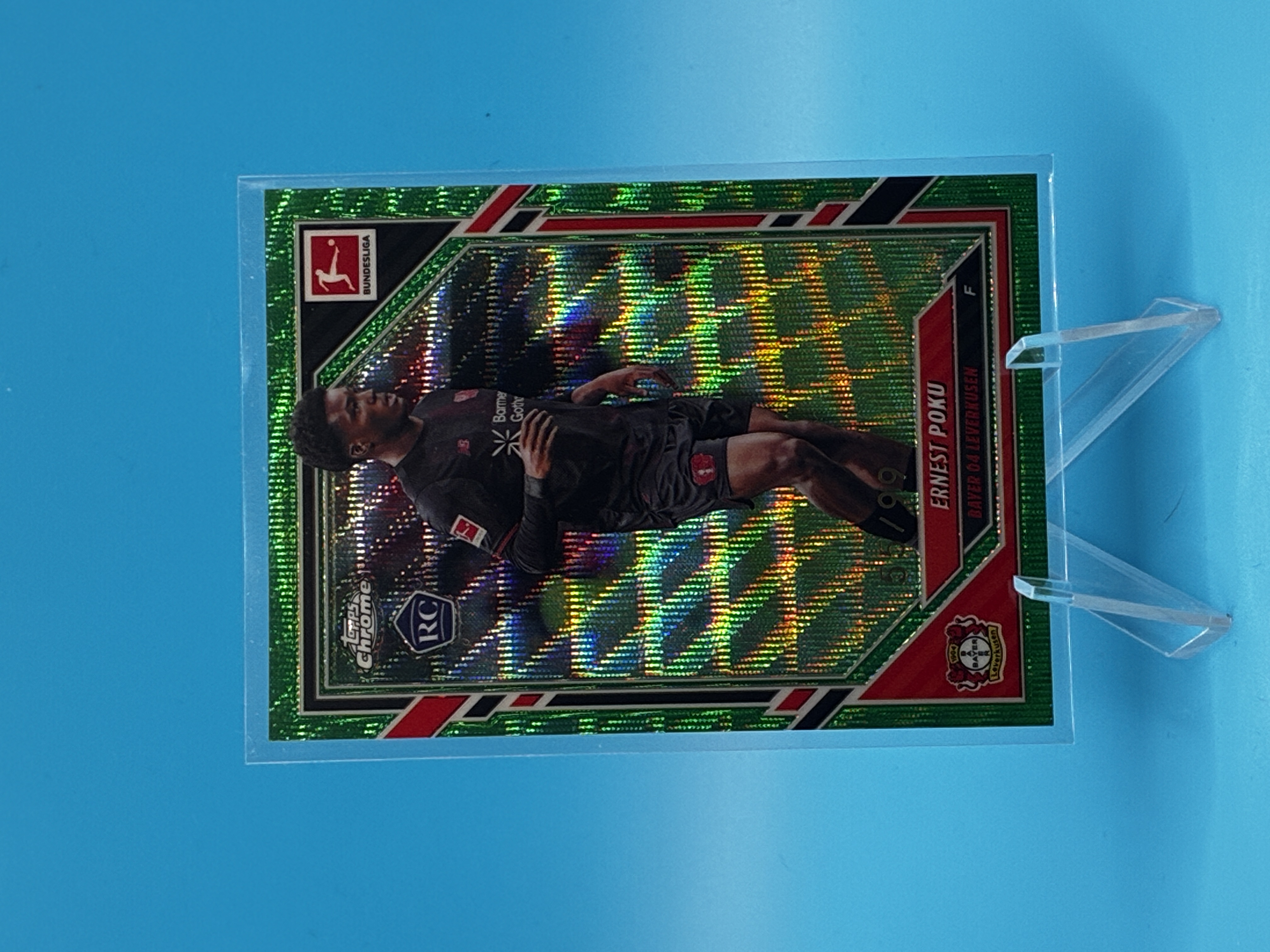 2025/2026 Topps Chrome Ernest Poku Green 55/99 #64 Bayer 04 Leverkusen – Vorderseite