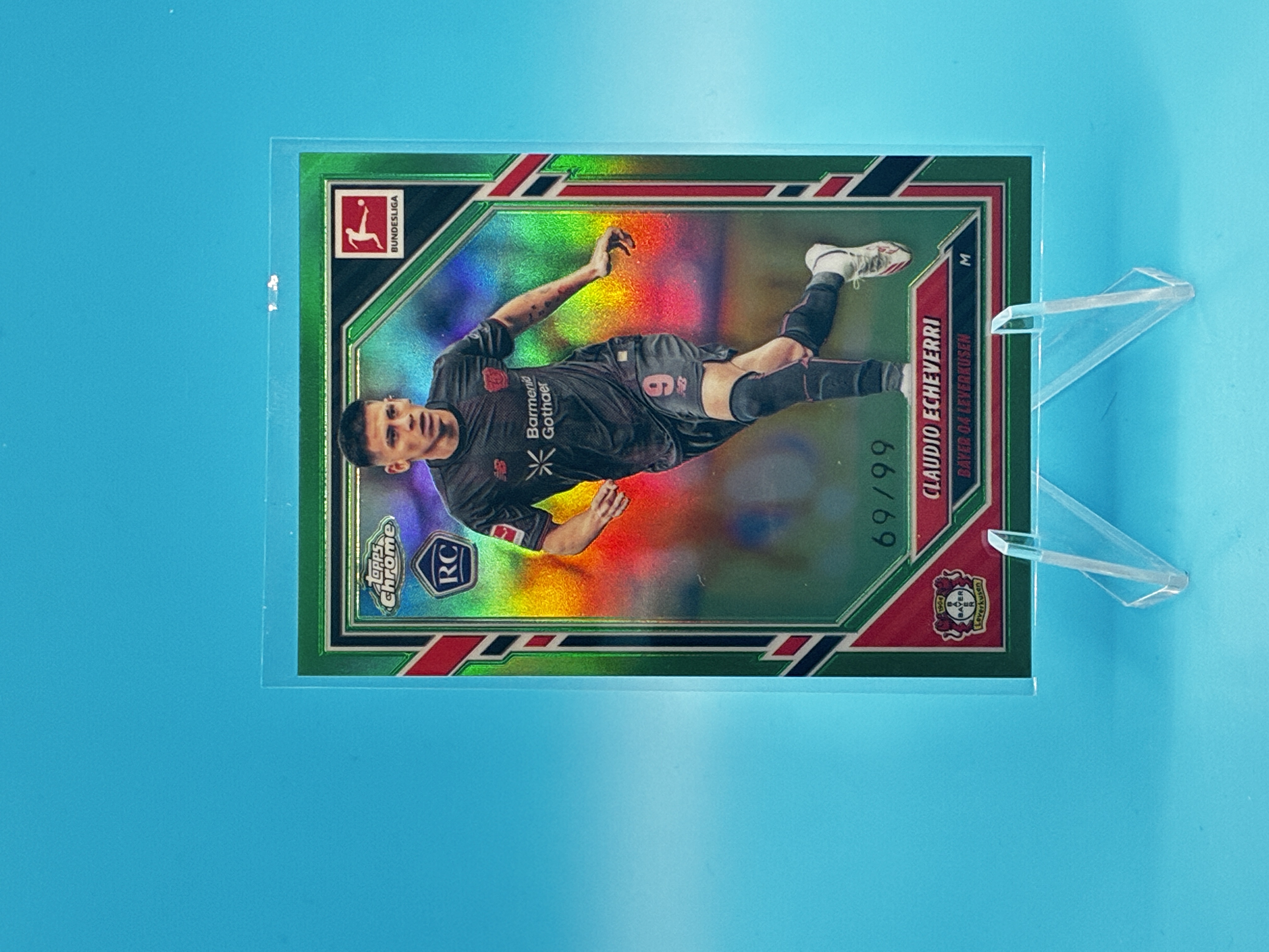 2025/2026 Topps Chrome Claudio Echeverri Green 69/99 #68 Bayer 04 Leverkusen – Vorderseite