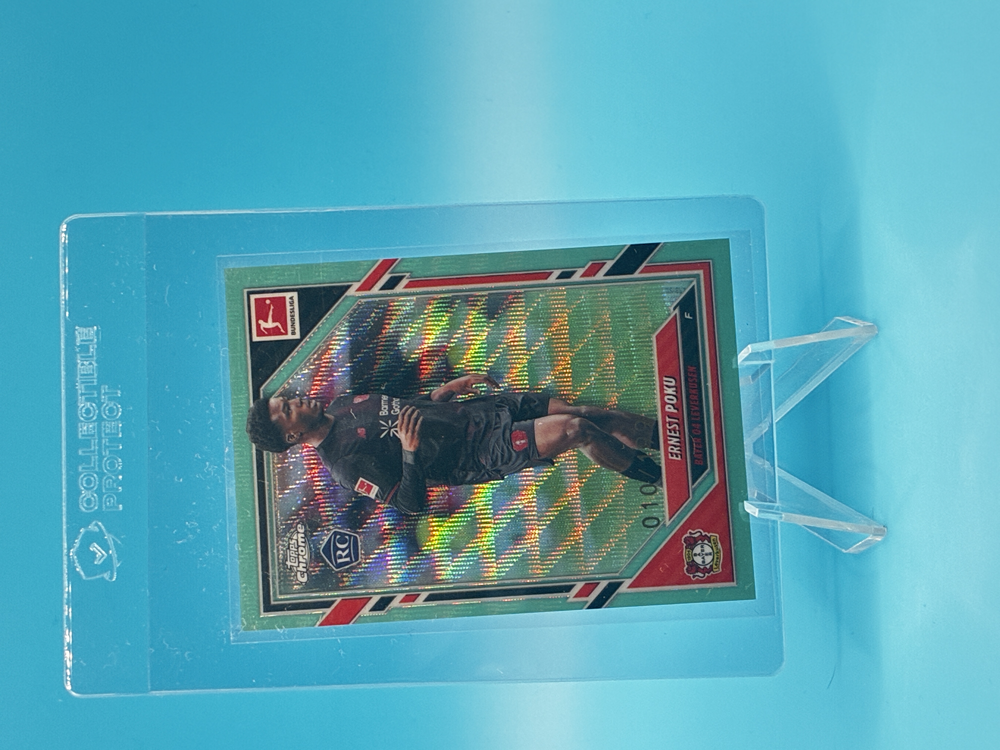 2025/2026 Topps Chrome Ernest Poku Blue /199 #64 Bayer 04 Leverkusen – Vorderseite