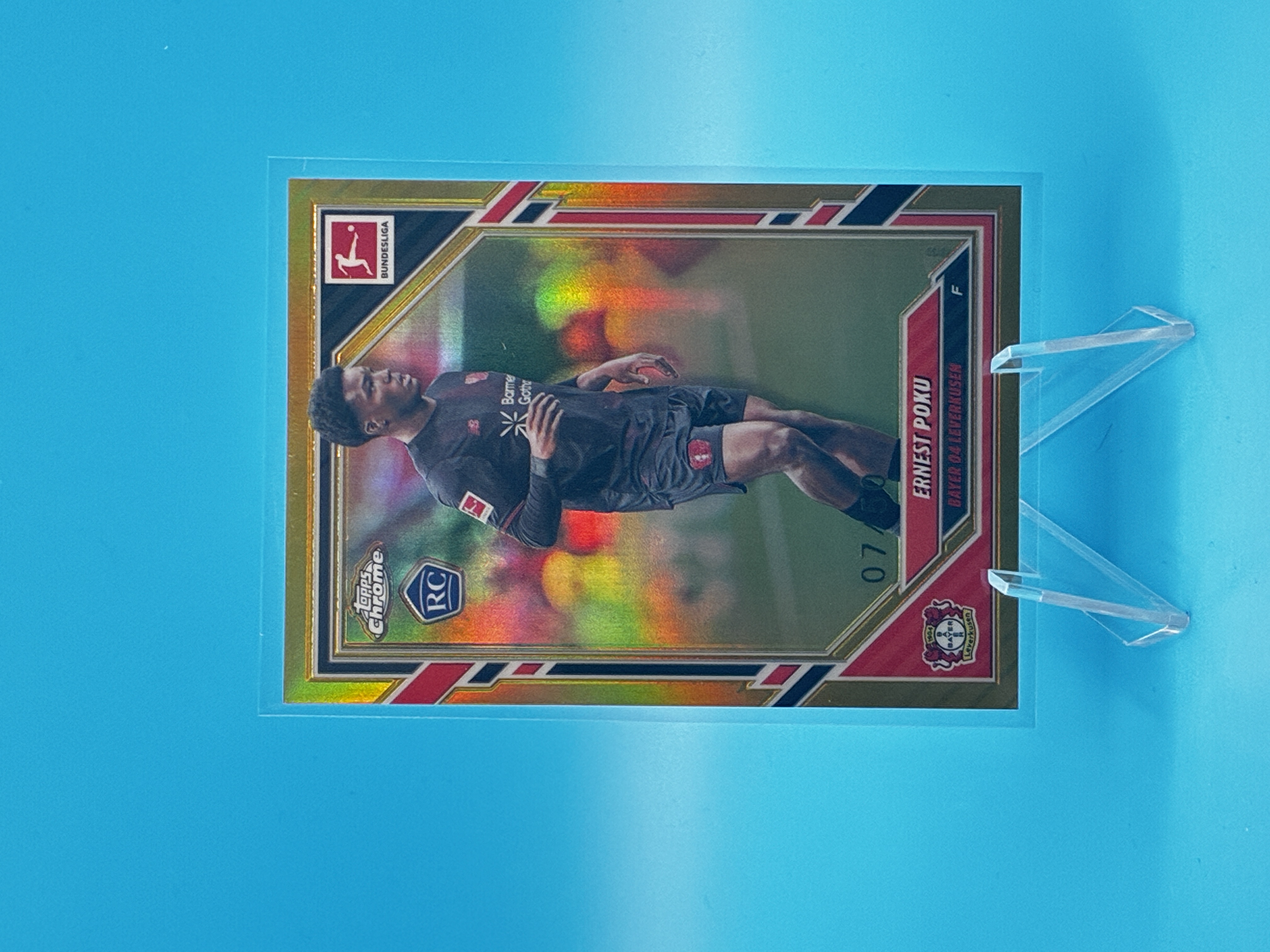 2025/2026 Topps Chrome Ernest Poku Gold 07/50 #64 Bayer 04 Leverkusen – Vorderseite