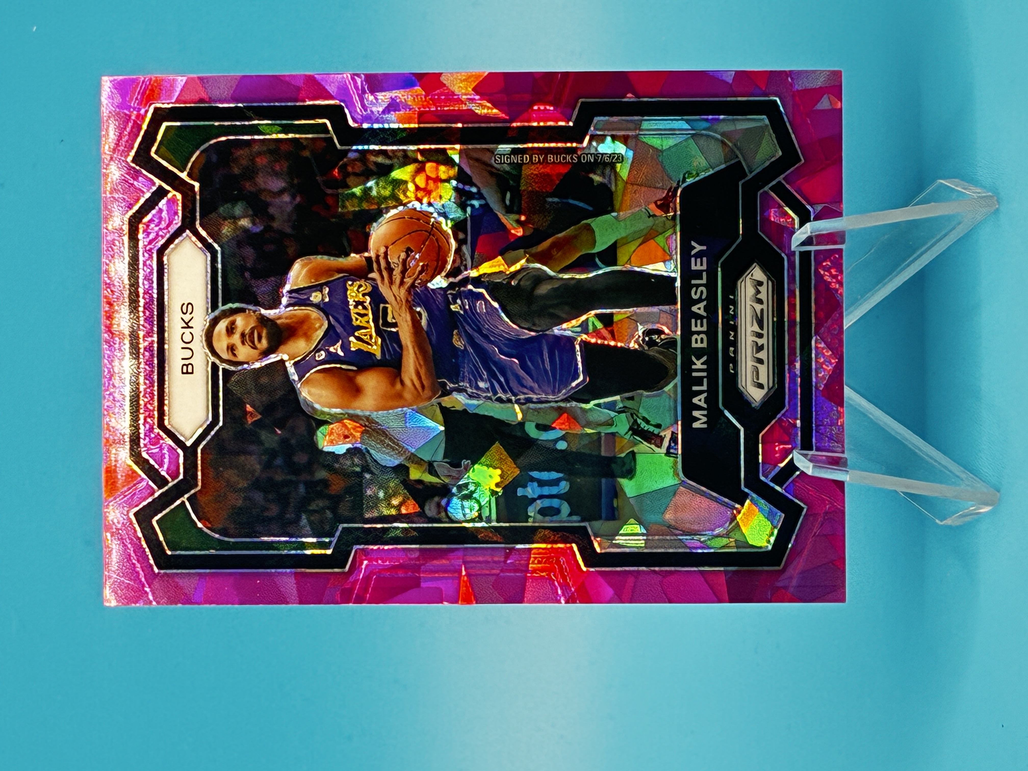 2023/2024 Panini Prizm Malik Beasley Pink Cracked Ice #237 Milwaukee Bucks – Vorderseite